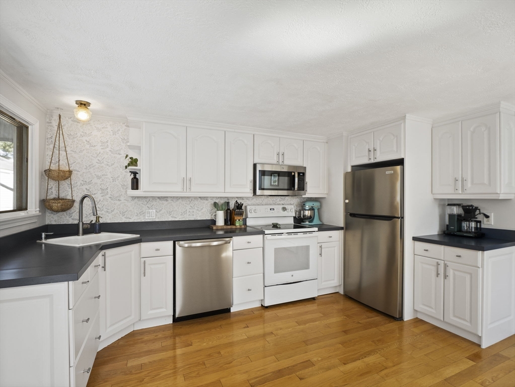 Peabody, Massachusetts, 01960, United States, 2 Bedrooms Bedrooms, ,1 BathroomBathrooms,Residential,For Sale,1930941