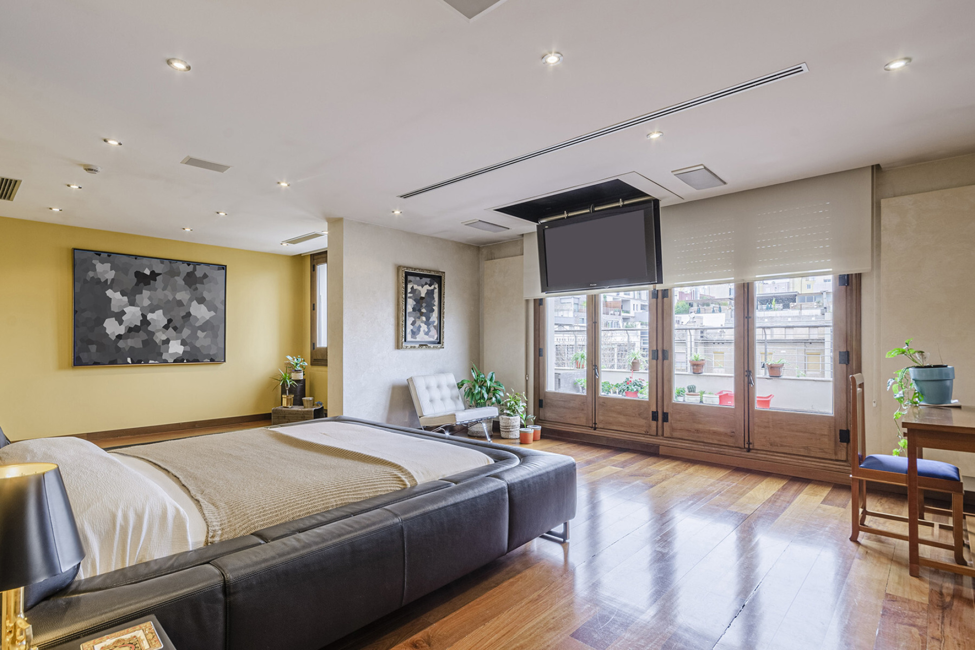  Impressive duplex adjacent to Gaudí