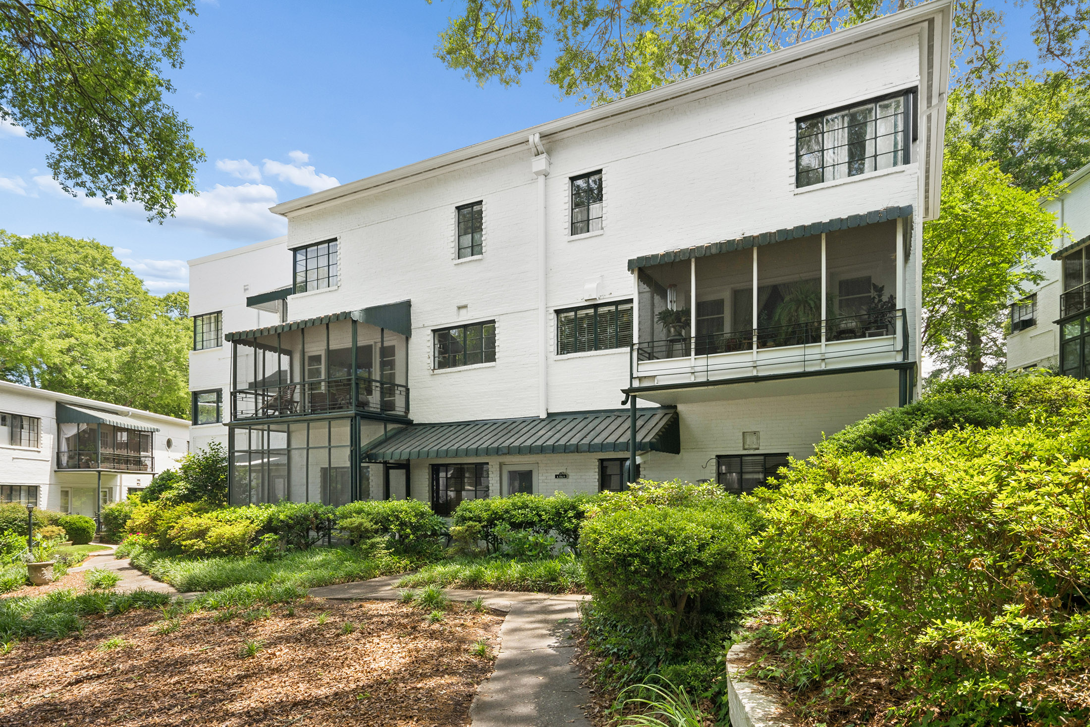  Stunning Mid-century End Unit in a Fantastic Location - 物件實景