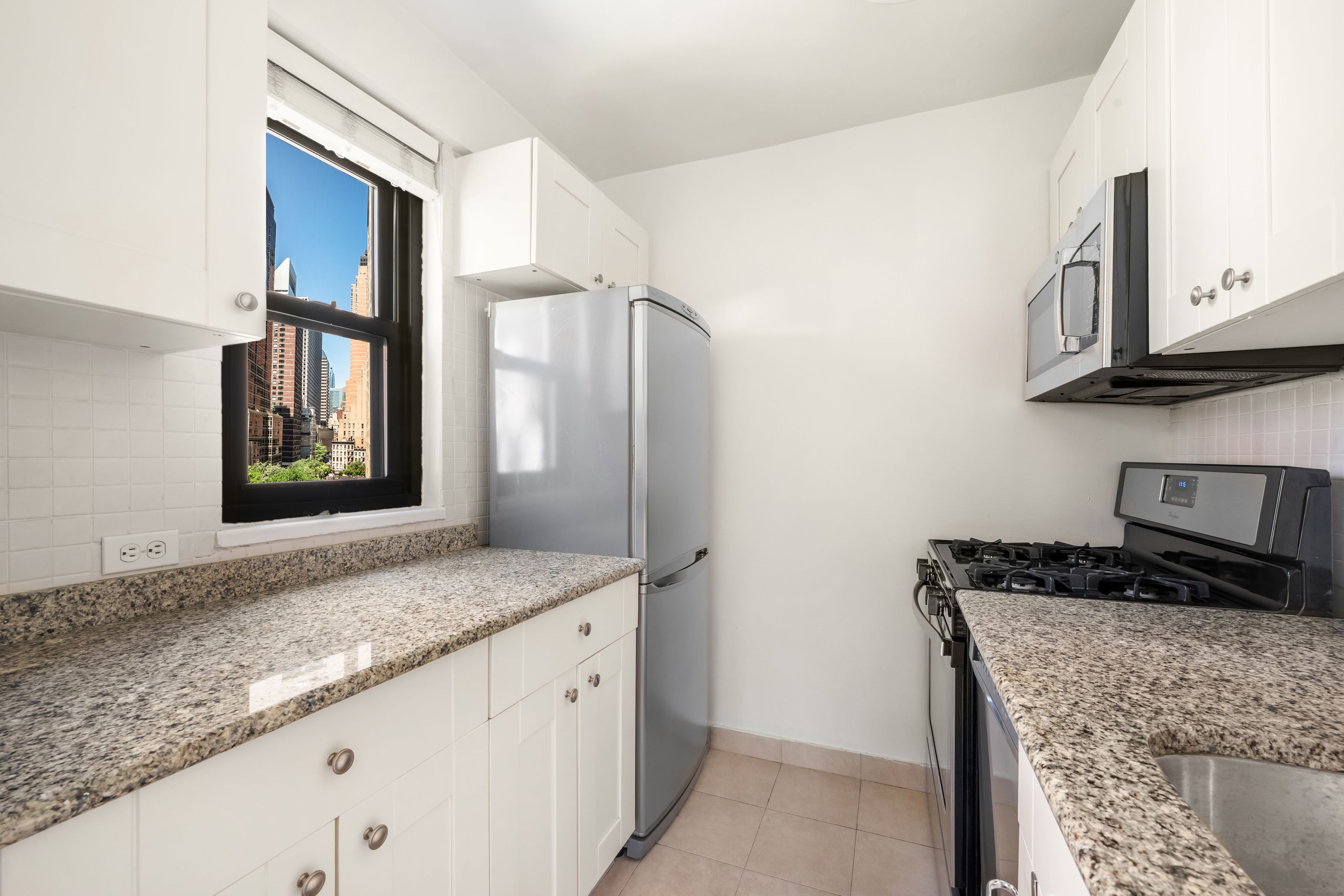  333 East 55th St, 8H: Spacious 1 Bedroom - 物件實景