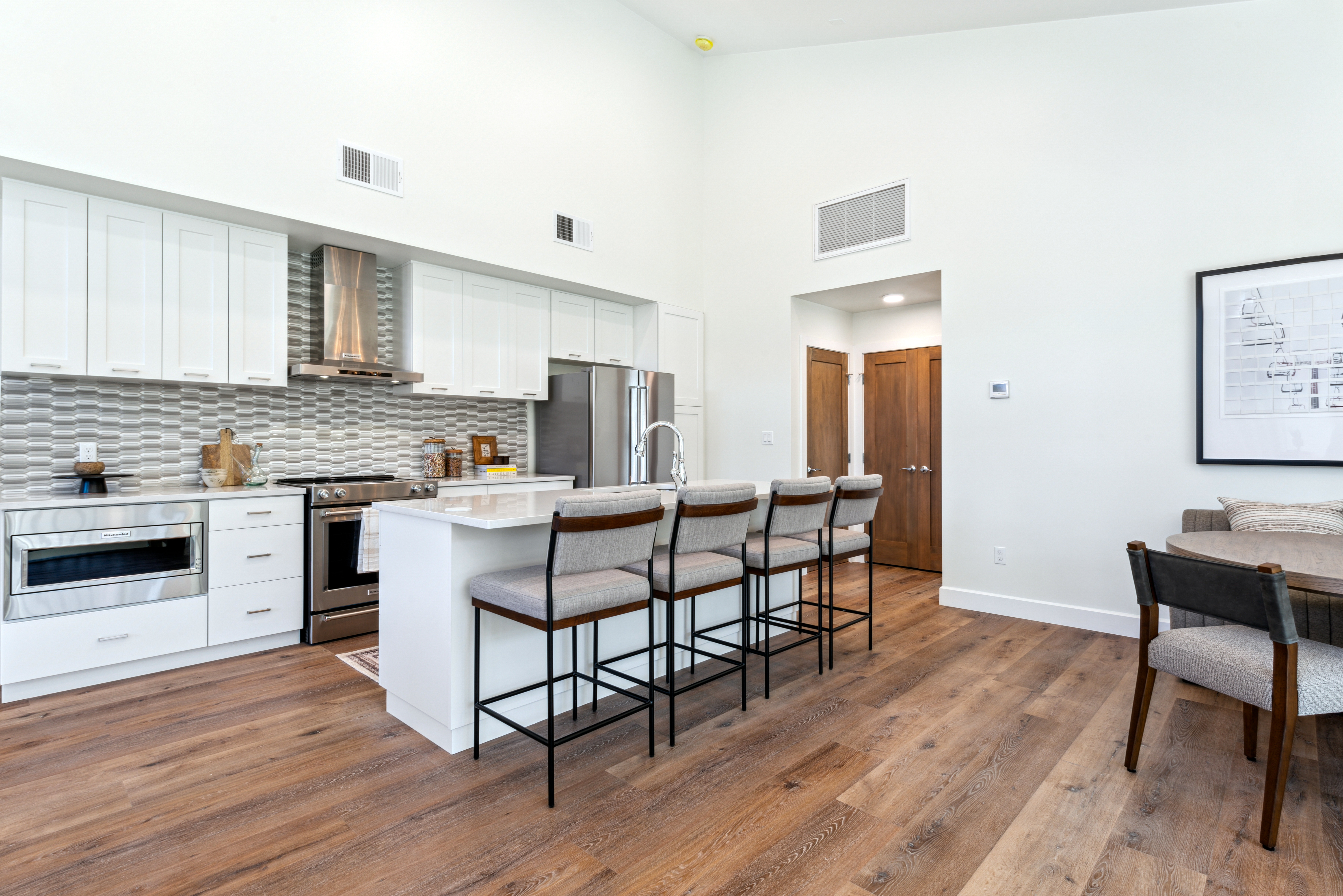  Second-floor Penthouse Unit with Vaulted Ceilings. - 物件實景