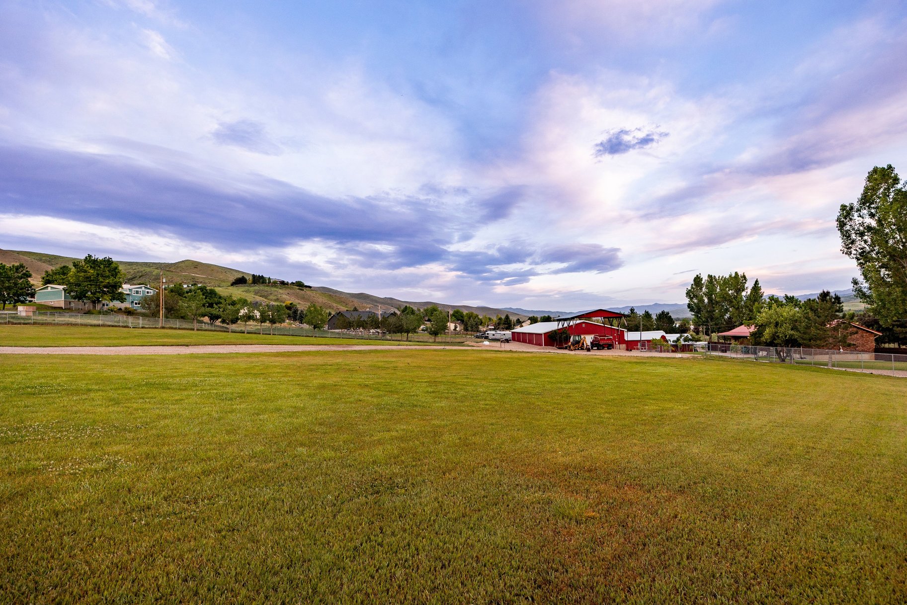  Incredibly Well-Maintained Horse Property with Indoor Arena & Views - 物件實景
