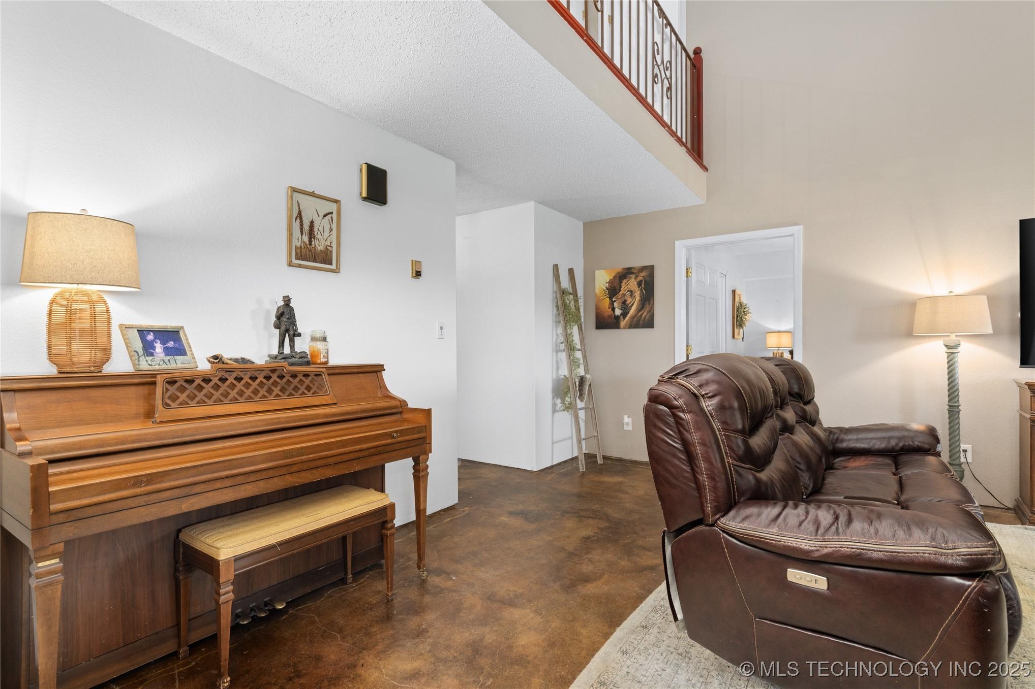 Webbers Falls, Oklahoma, 74470, United States, 3 Bedrooms Bedrooms, ,2 BathroomsBathrooms,Residential,For Sale,1943174