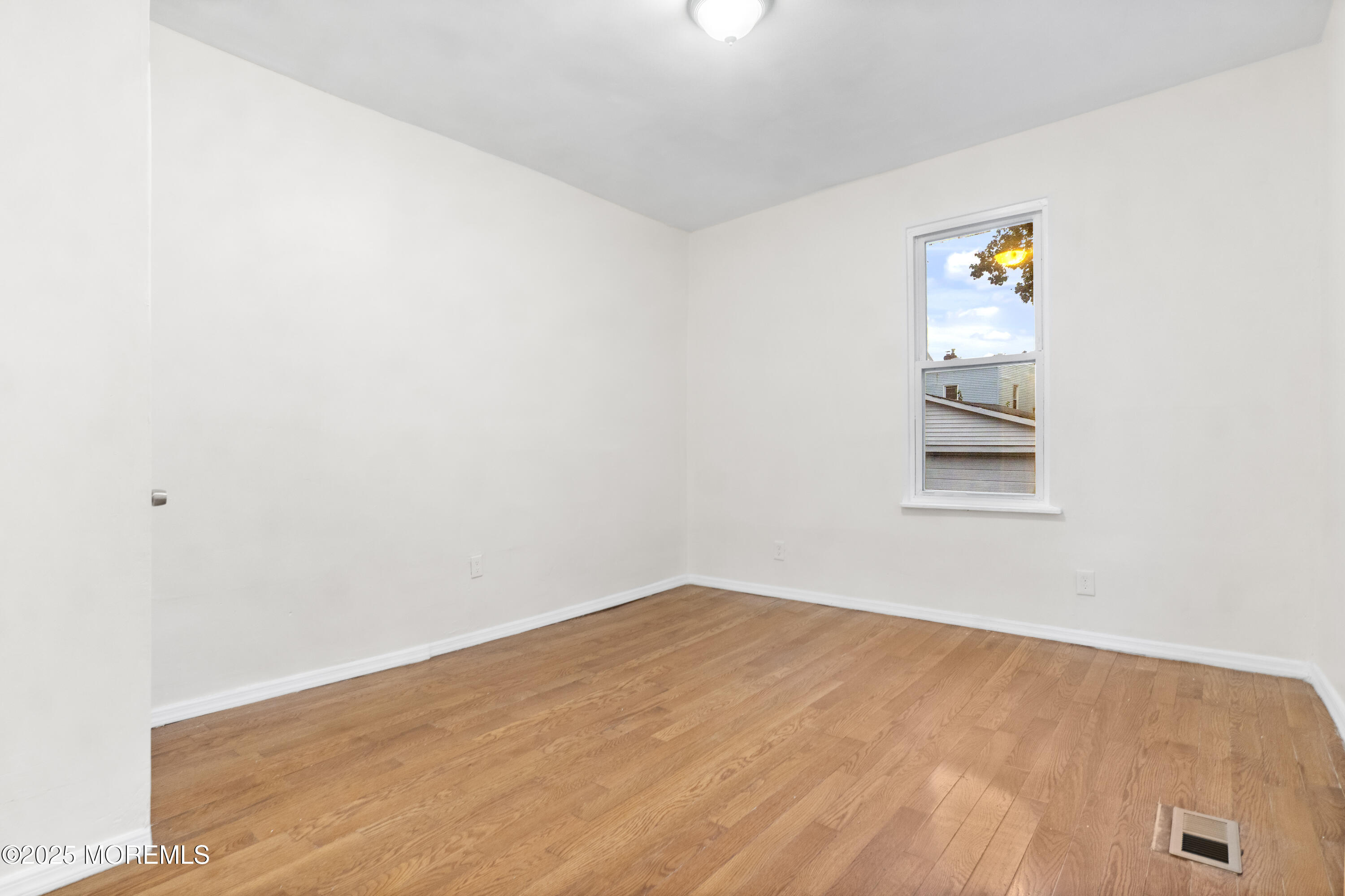 Newark, New Jersey, 07112, United States, 5 Bedrooms Bedrooms, ,2 BathroomsBathrooms,Residential,For Sale,1985719