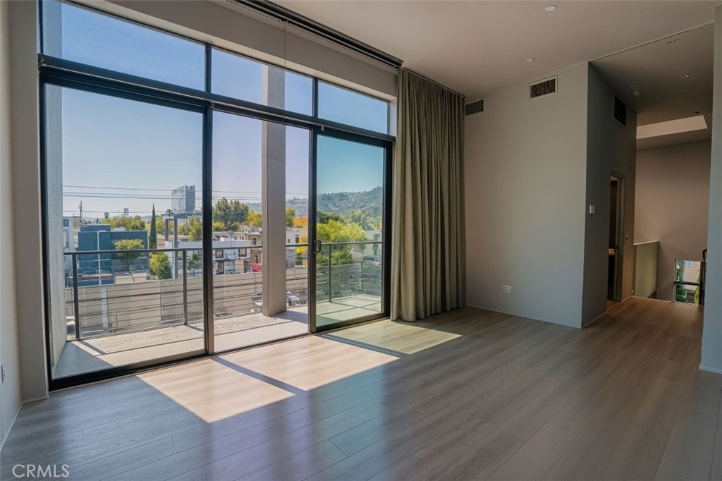 West Hollywood, California, 90046, United States, 1 Bedroom Bedrooms, ,2 BathroomsBathrooms,Residential,For Sale,1913666