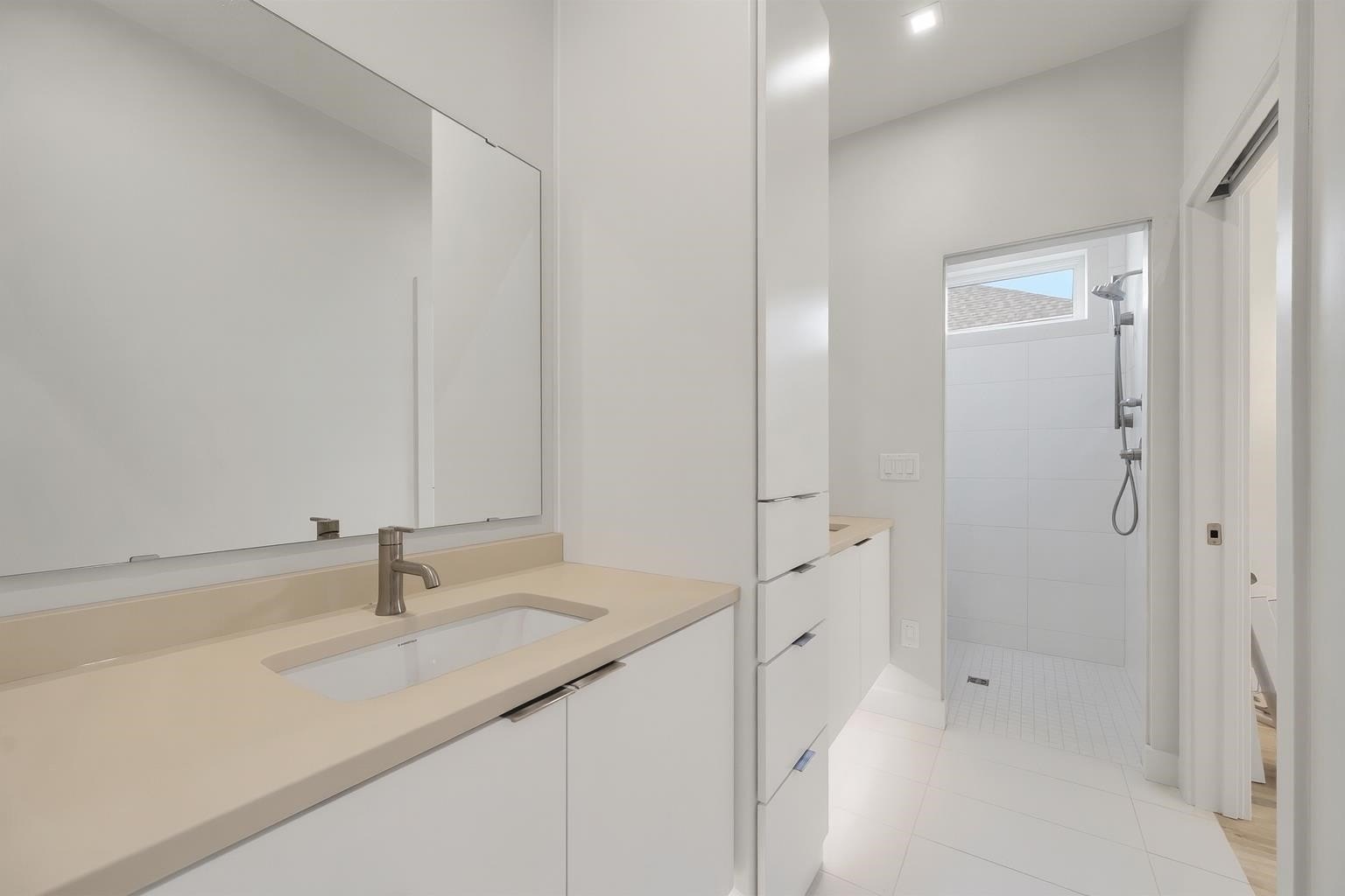 DE PERE, Wisconsin, 54115, United States, 2 Bedrooms Bedrooms, ,3 BathroomsBathrooms,Residential,For Sale,1978807