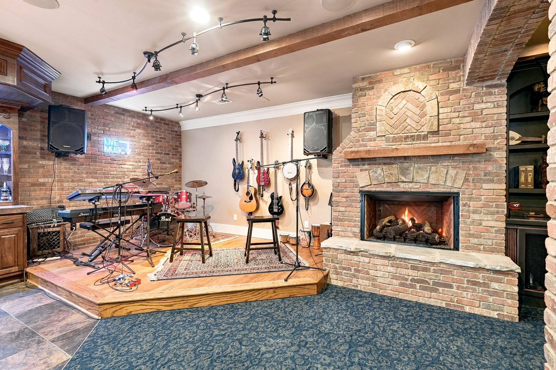  Exceptional Custom-Built Home with Theater, Full Bar and Private Gym - 物件實景