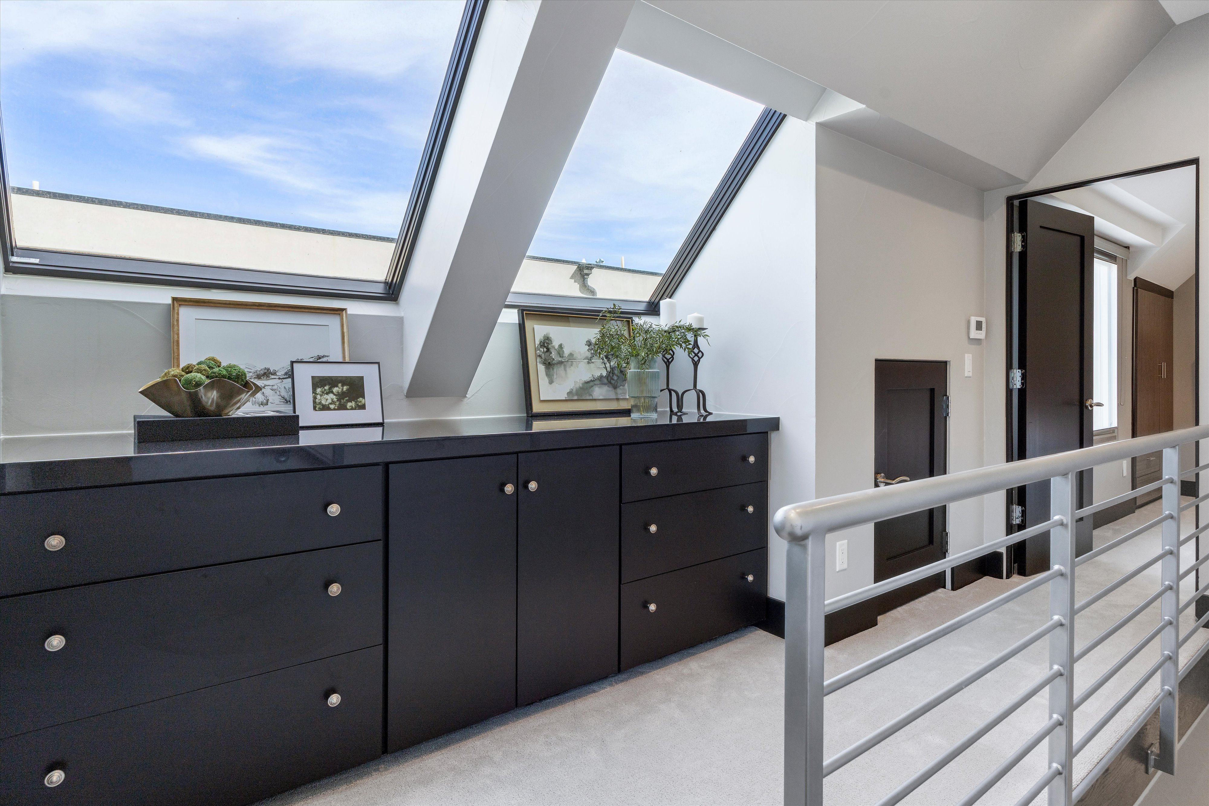  Contemporary residence combines sophisticated design with functional floor plan - 物件實景