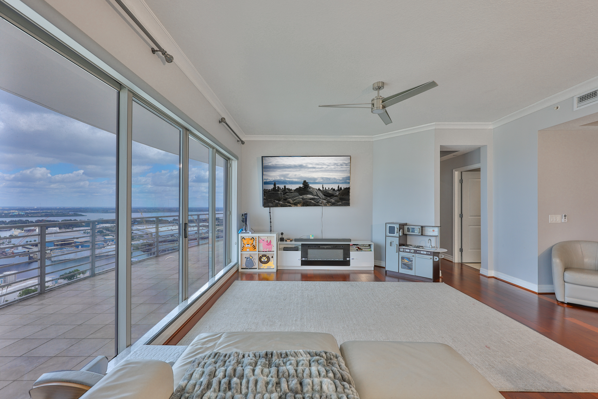 Tampa, Florida, 33602, United States, 3 Bedrooms Bedrooms, ,3 BathroomsBathrooms,Residential,For Sale,1982527