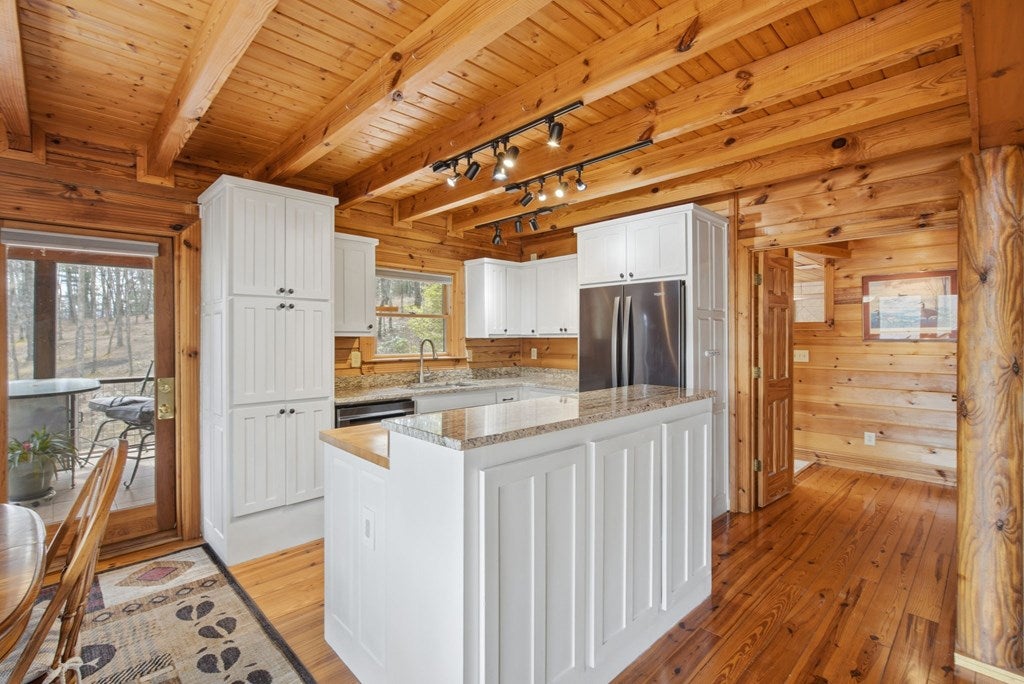 Ellijay, Georgia, 30536, United States, 2 Bedrooms Bedrooms, ,3 BathroomsBathrooms,Residential,For Sale,2034999