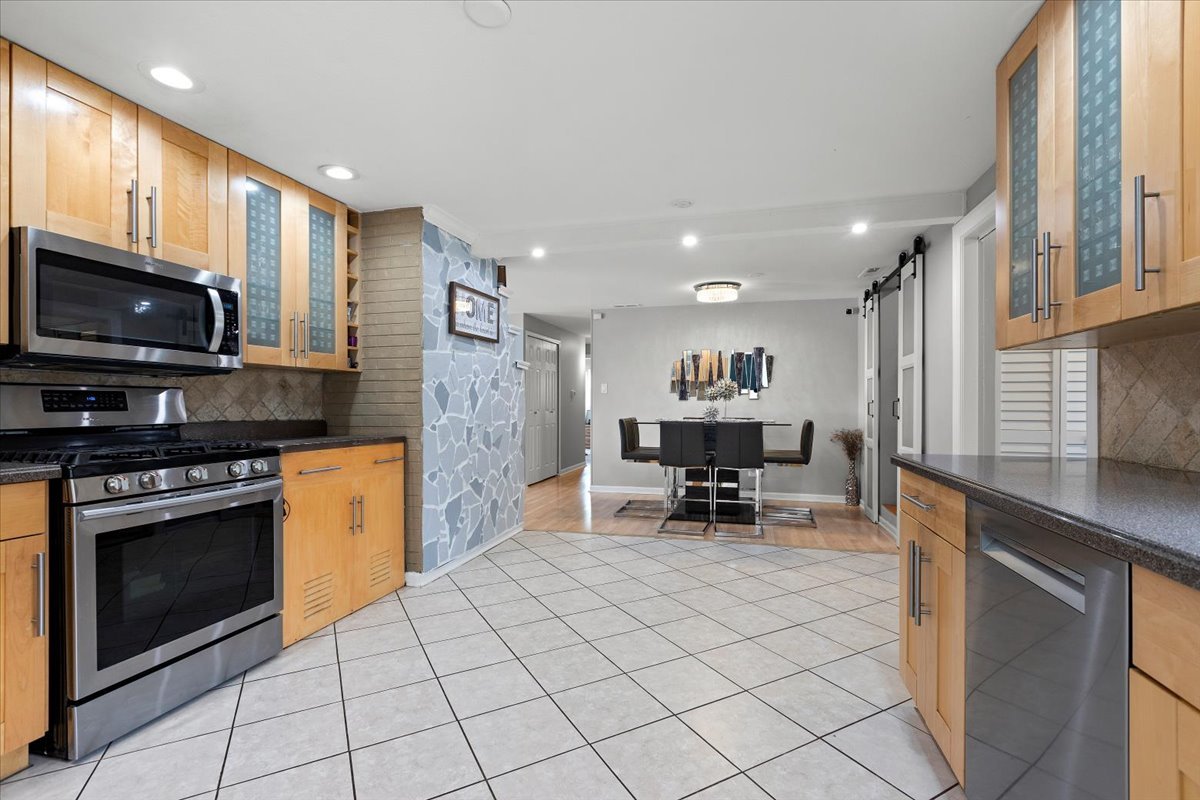 Schaumburg, Illinois, 60193, United States, 4 Bedrooms Bedrooms, ,3 BathroomsBathrooms,Residential,For Sale,1865850