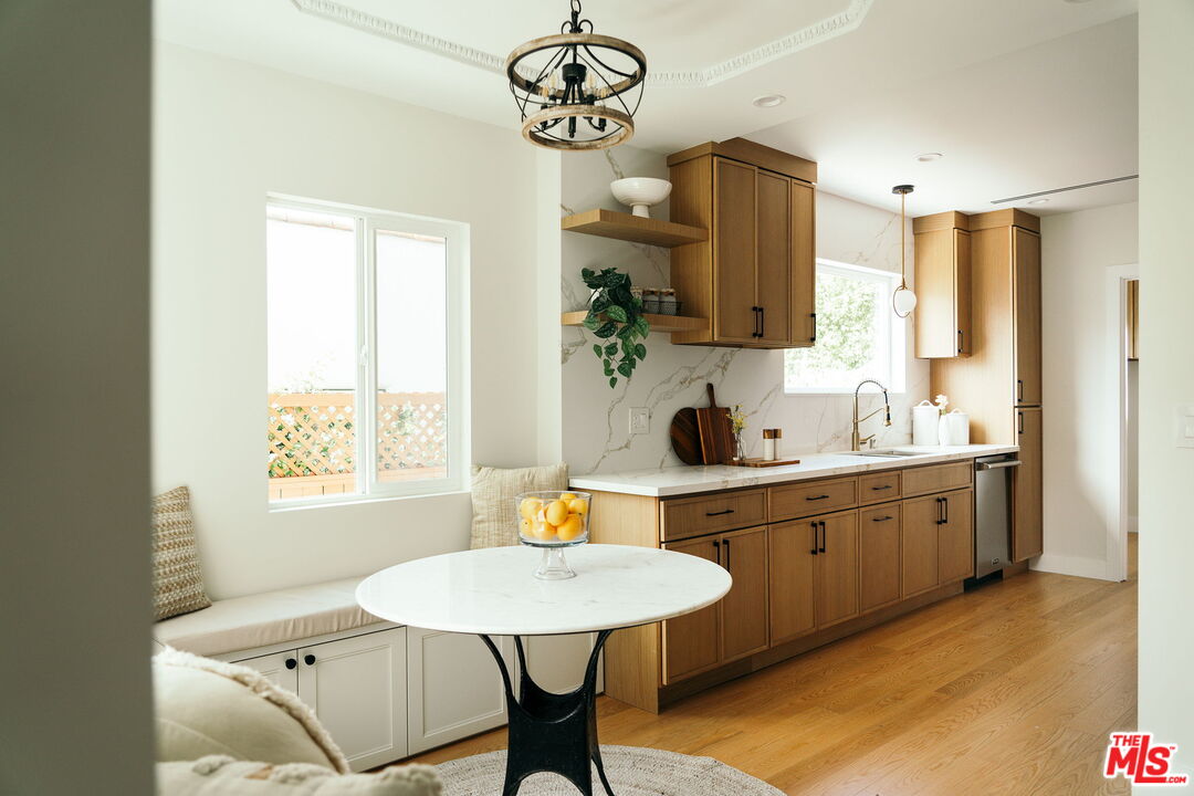Los Angeles, California, 90019, United States, 4 Bedrooms Bedrooms, ,4 BathroomsBathrooms,Residential,For Sale,1889946