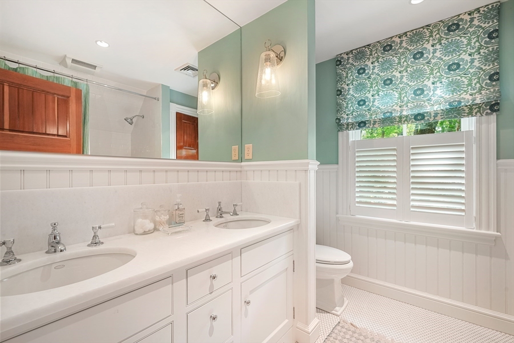 Wellesley, Massachusetts, 02481, United States, 2 Bedrooms Bedrooms, ,3 BathroomsBathrooms,Residential,For Sale,1941651
