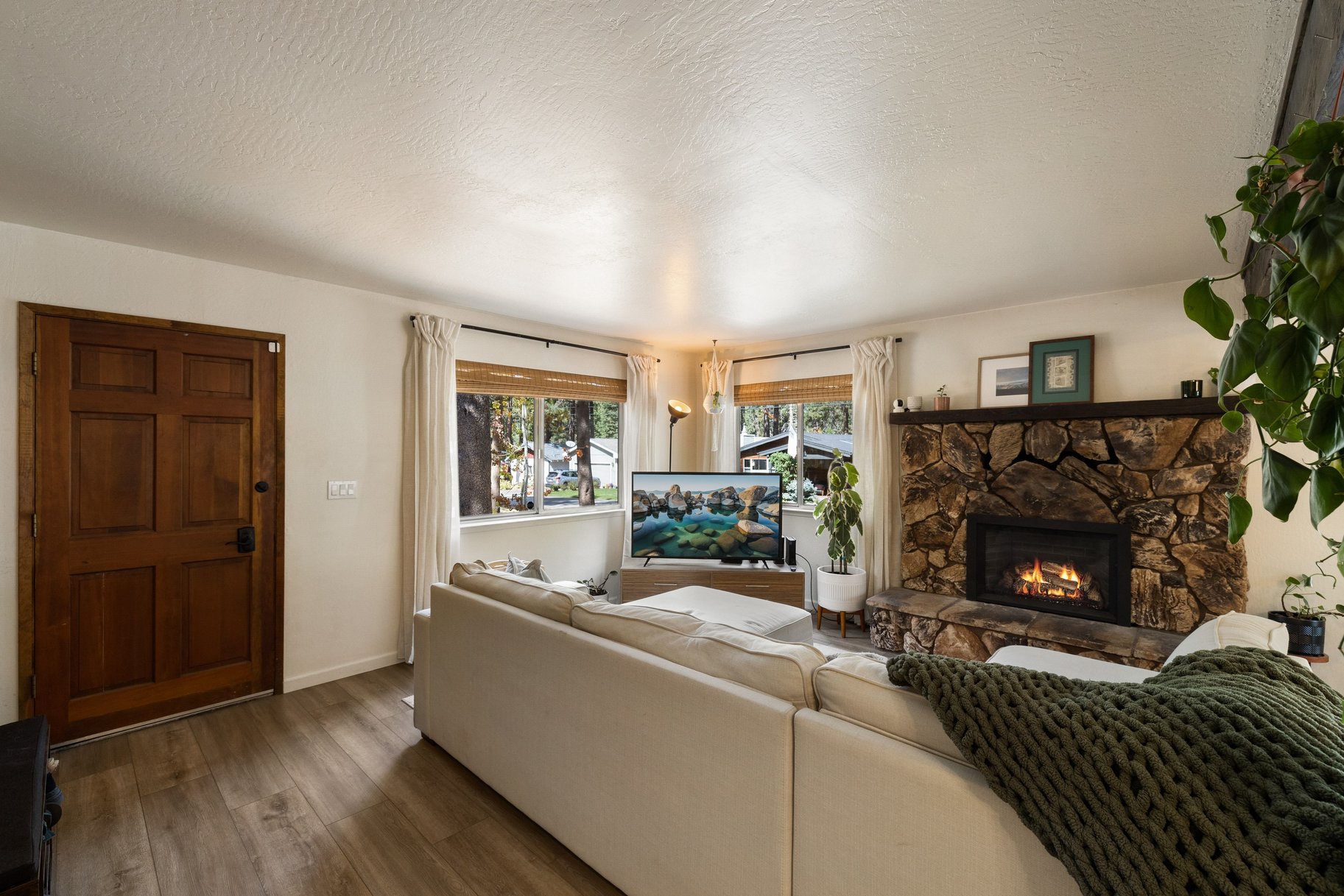  Charming Gambrel-Style Home in a Peaceful Setting - 物件實景