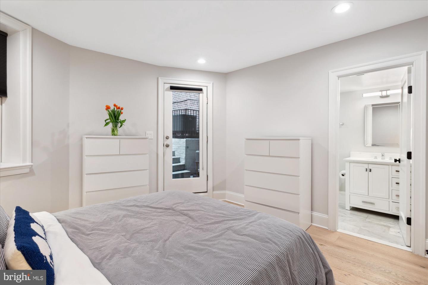 Washington, District of Columbia, 20008, United States, 2 Bedrooms Bedrooms, ,2 BathroomsBathrooms,Residential,For Sale,1776834