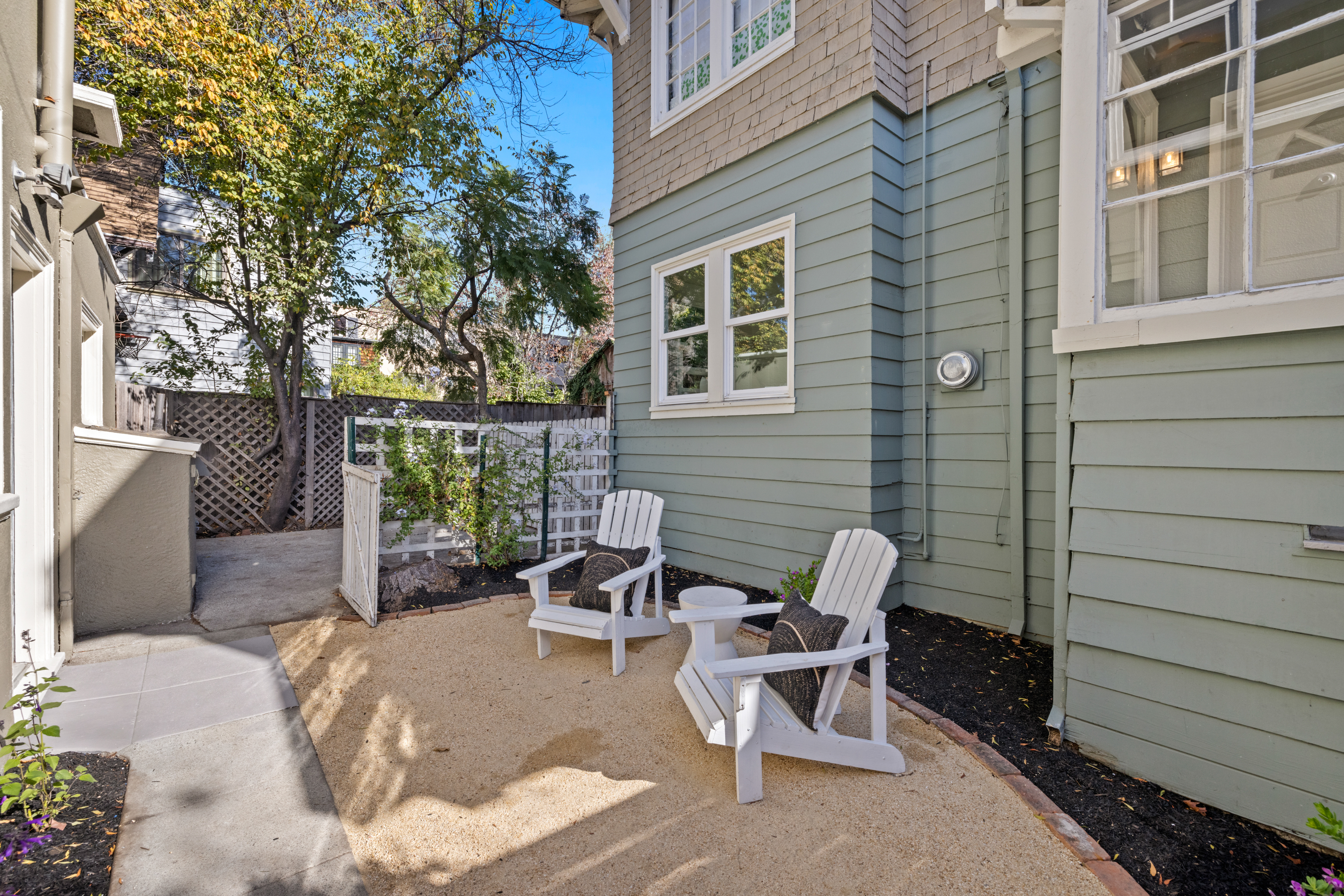  Classic Berkeley Charm Meets Versatility: Elmwood Home Plus Duplex - 物件實景