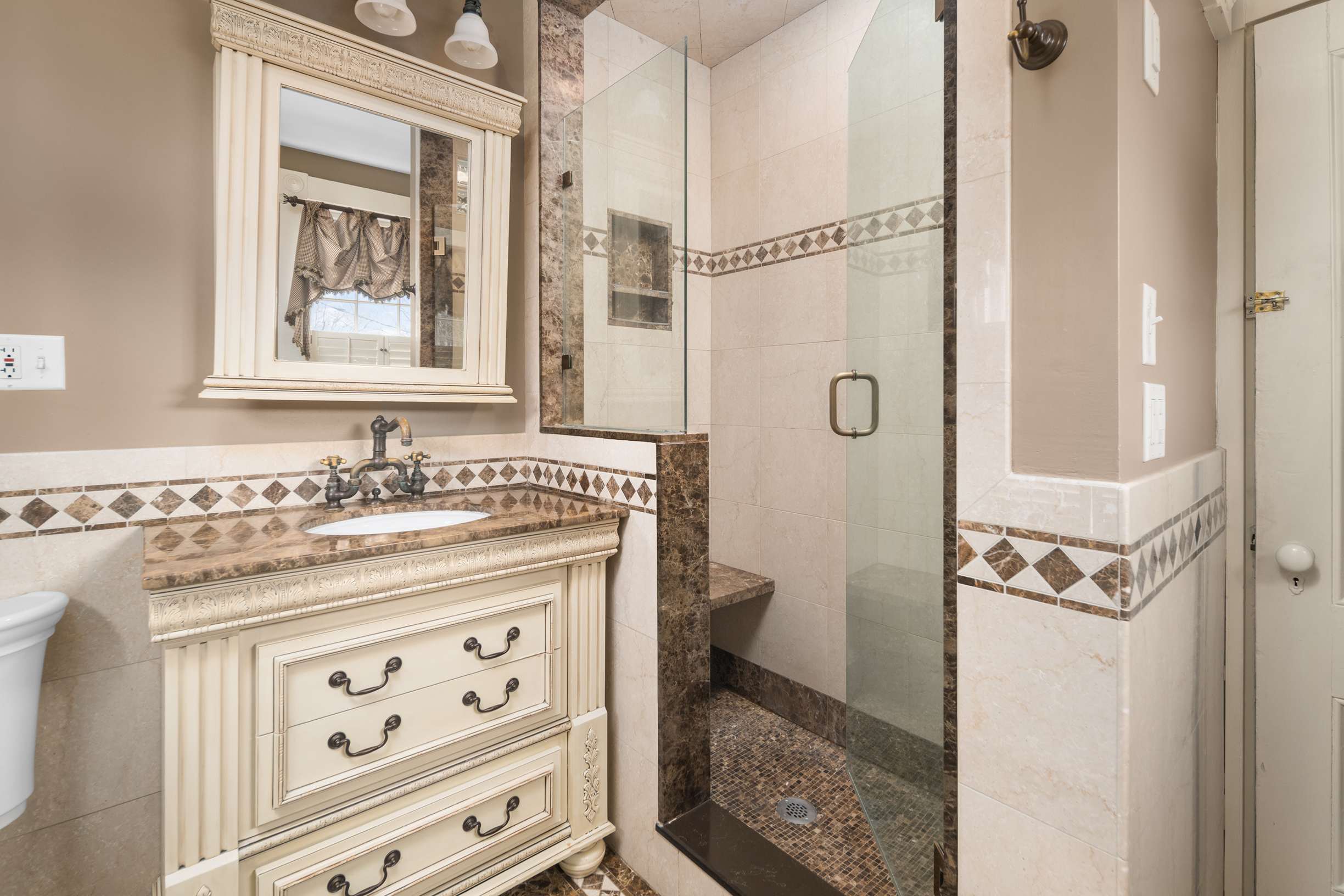  Grand New Englander with 2 Bedroom Apartment in York Village - 物件實景