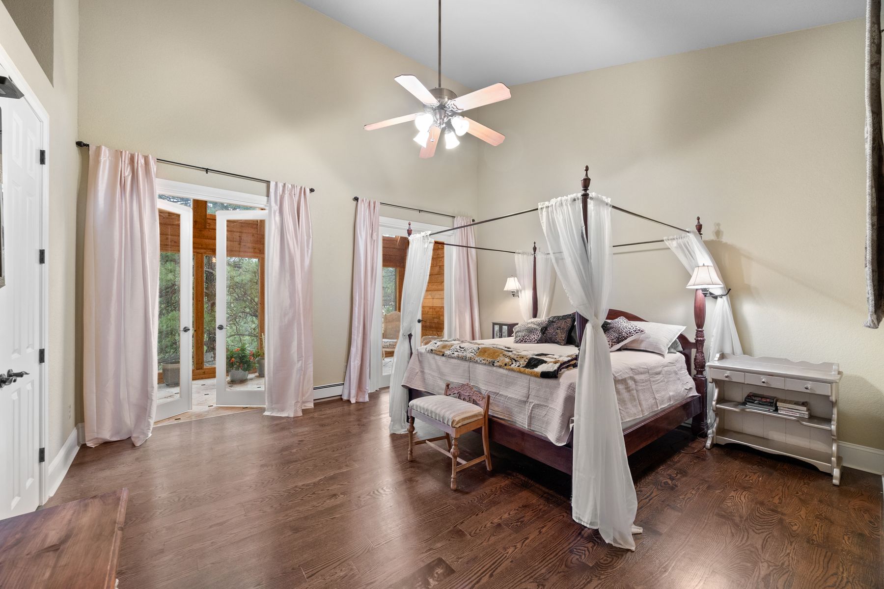  Evergreen Timbervale Retreat: Walk to Downtown, Sunrooms & Mountain View Meadow - 物件實景