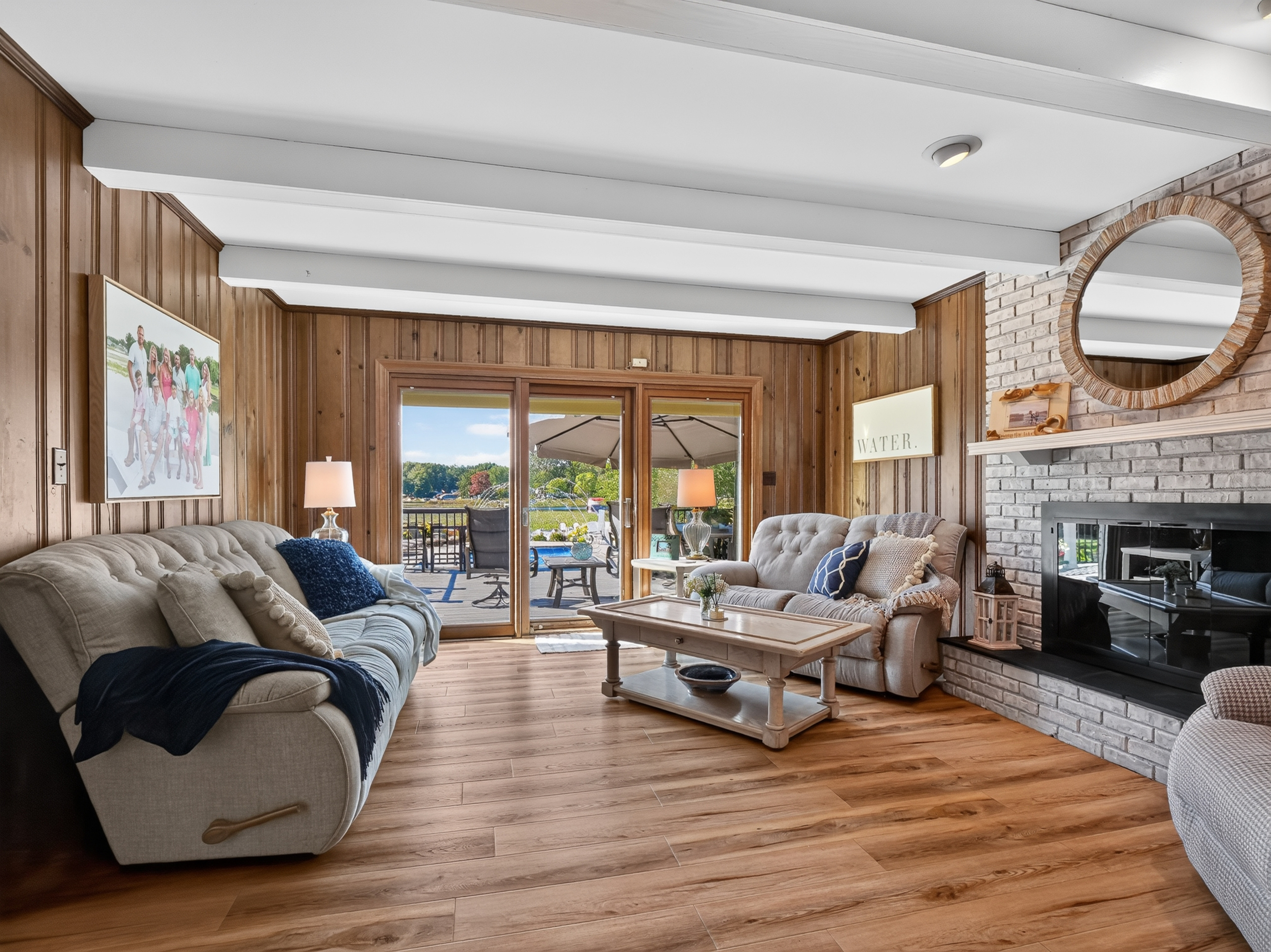  Sizable Five Bedroom Home with Lake Views and a Pool - 物件實景