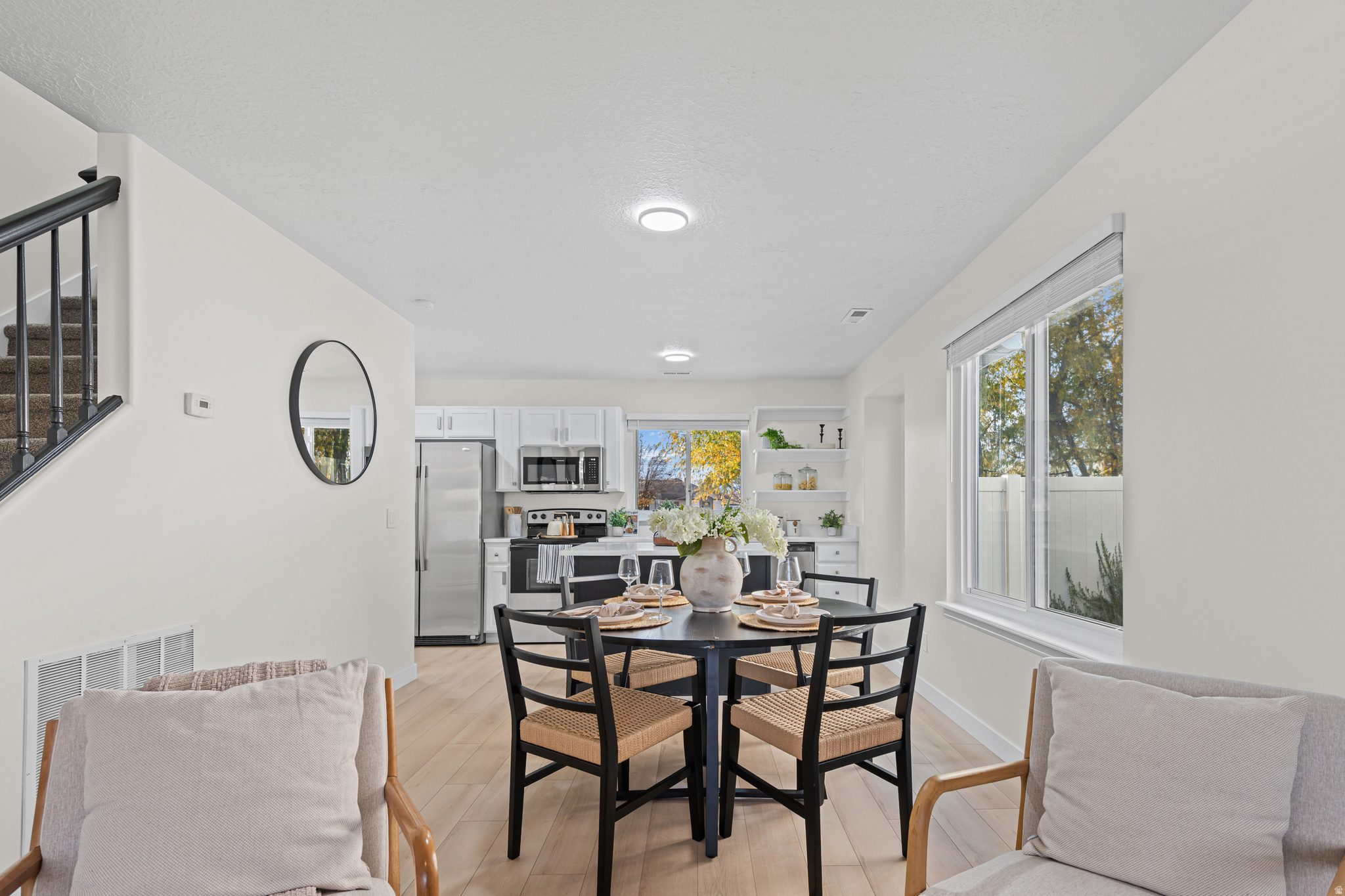 Sandy, Utah, 84070, United States, 3 Bedrooms Bedrooms, ,3 BathroomsBathrooms,Residential,For Sale,1996029