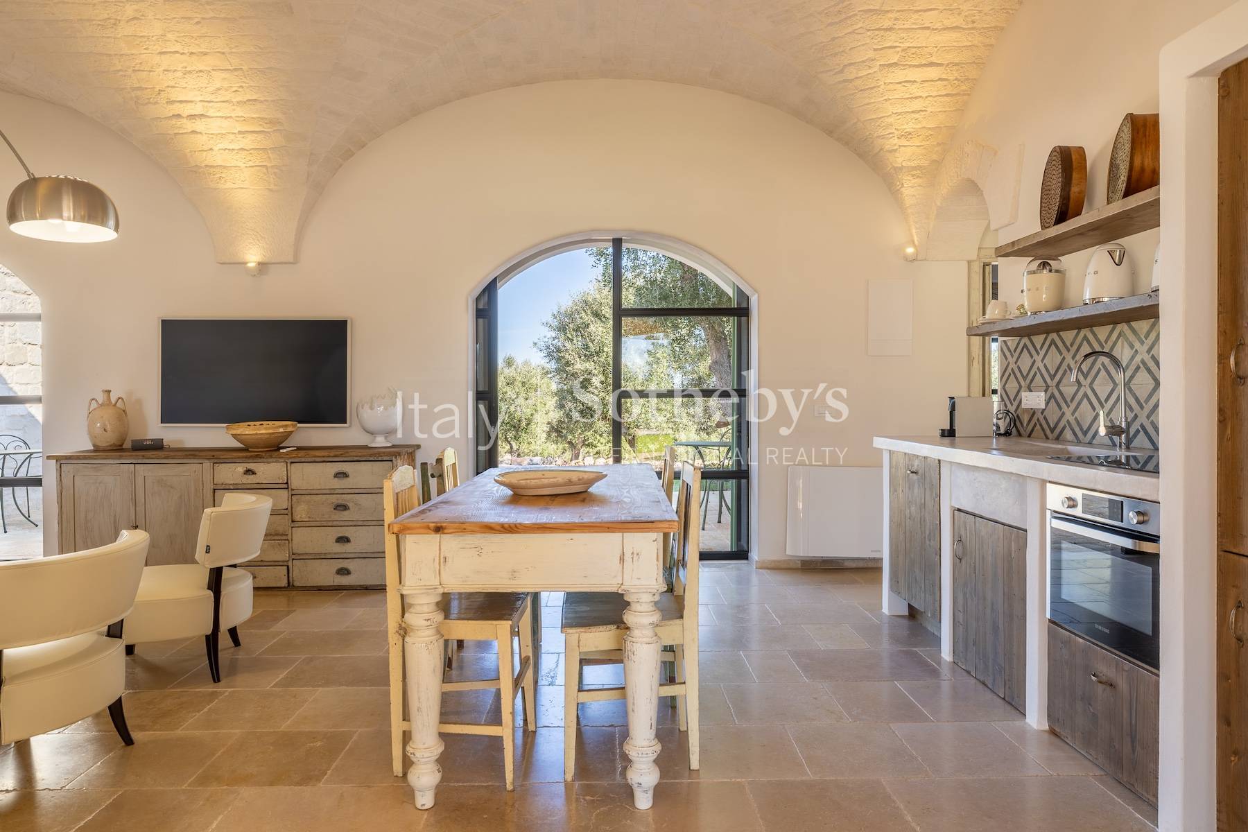  Exclusive estate among the olive trees in the Valle d