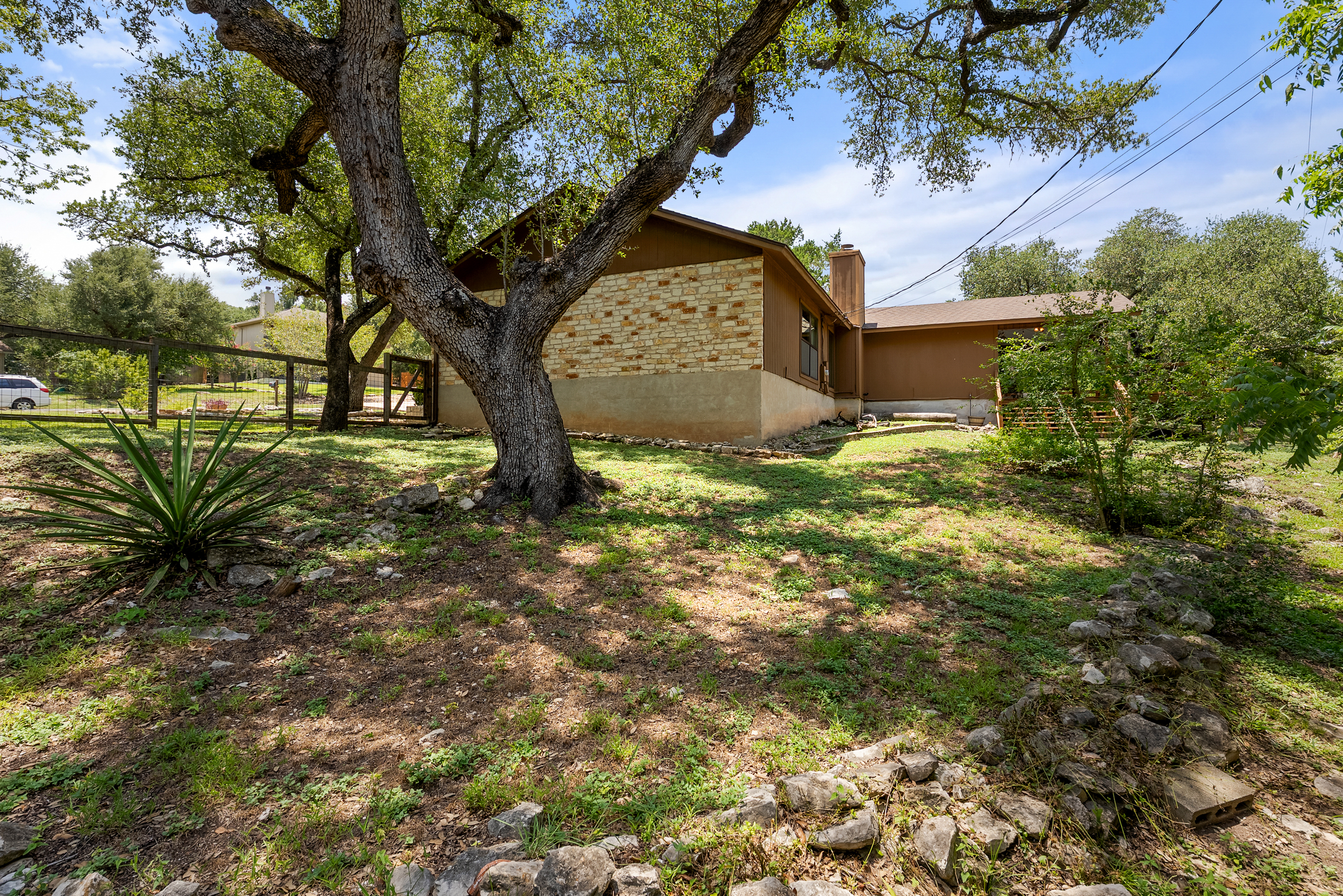  Thoughtfully Updated. Wonderfully Private. Move-In Ready - 物件實景
