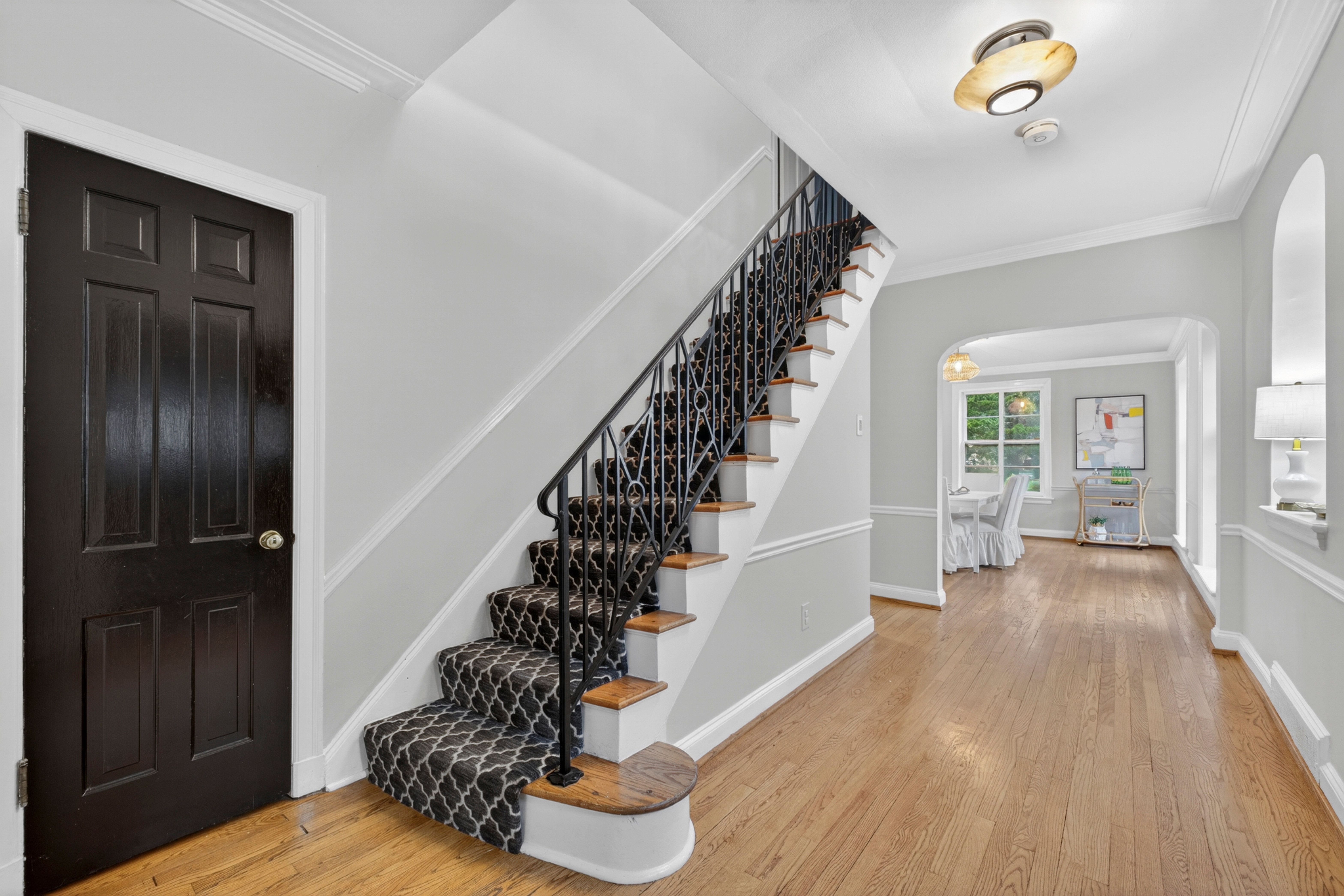  Elegant Home Blends Timeless Architecture with Stylish Updates - 物件實景