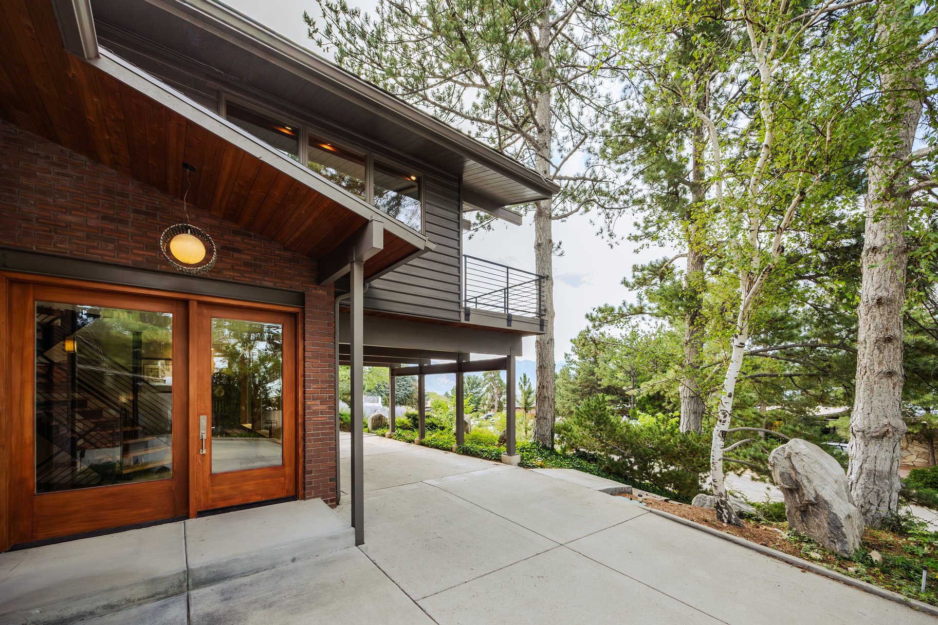  In the Tree Midcentury Modern Backing up to Shoreline Trail - 物件實景
