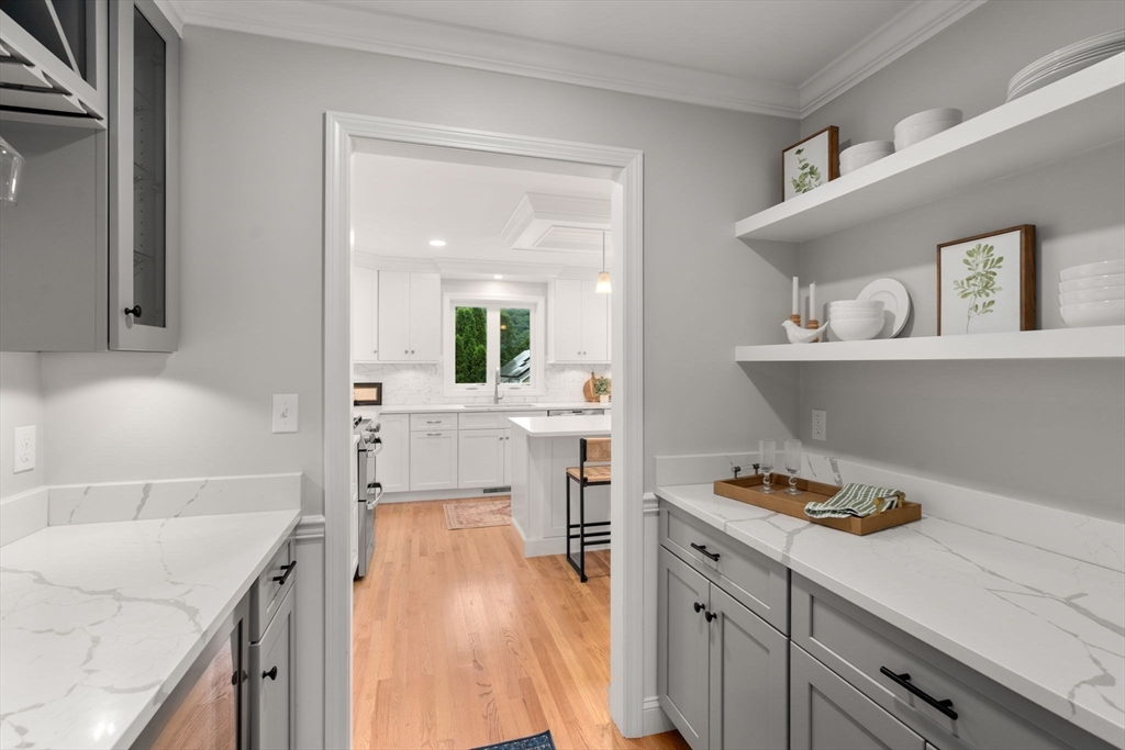 Waltham, Massachusetts, 02453, United States, 4 Bedrooms Bedrooms, ,5 BathroomsBathrooms,Residential,For Sale,1927253