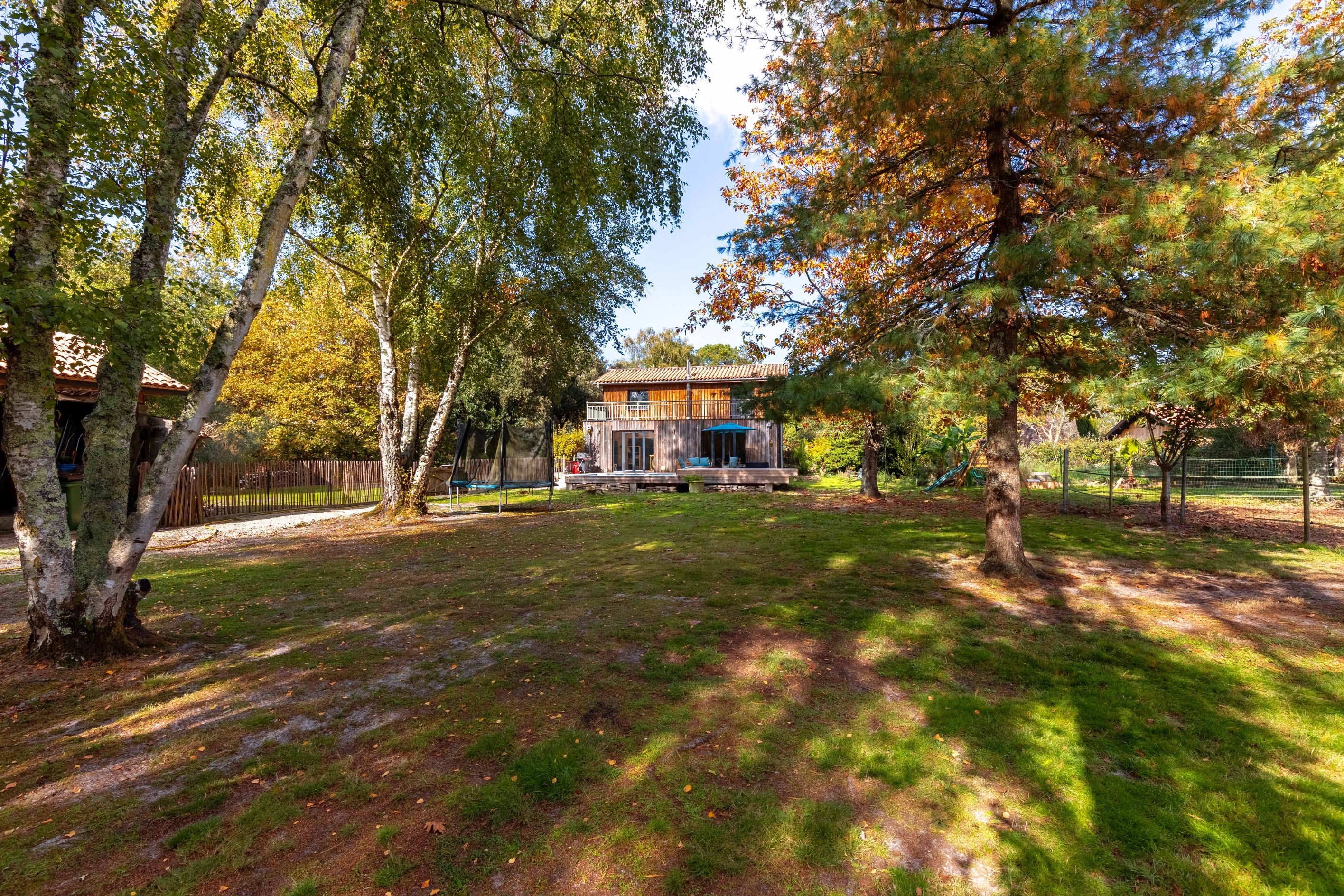  CHARMING WOOD-CLAD VILLA IN A QUIET, IDYLLIC LOCATION IN THE HEART OF A FULLY F… - 物件實景