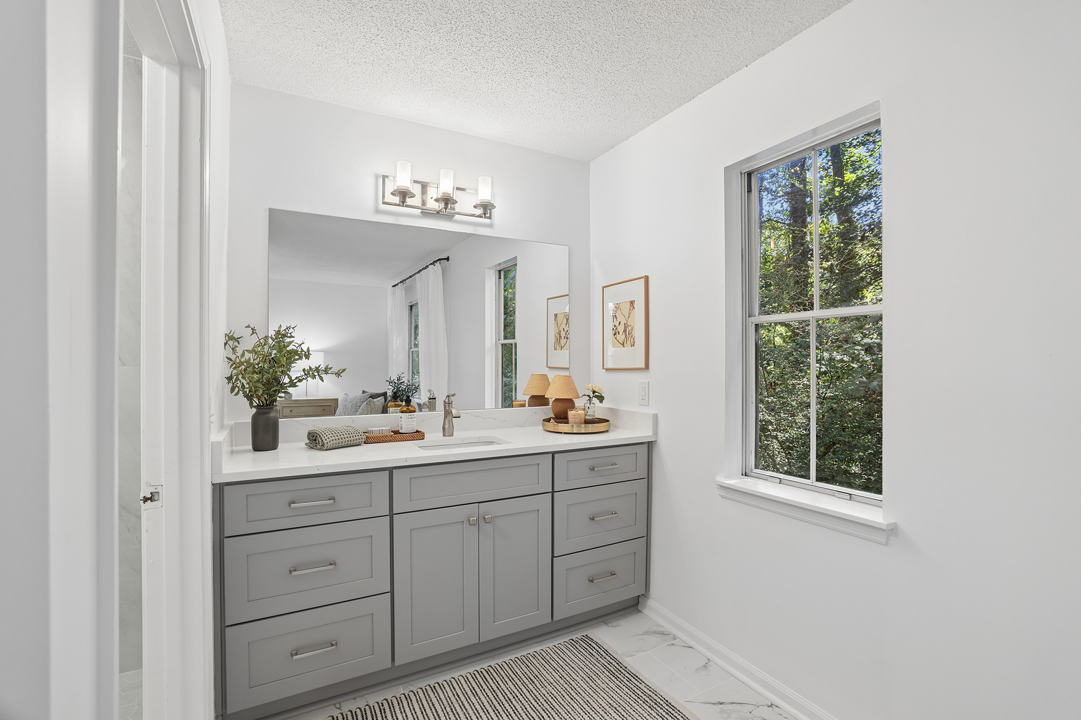  Designer Finishes, Abundant Natural Light and Outstanding Storage - 物件實景