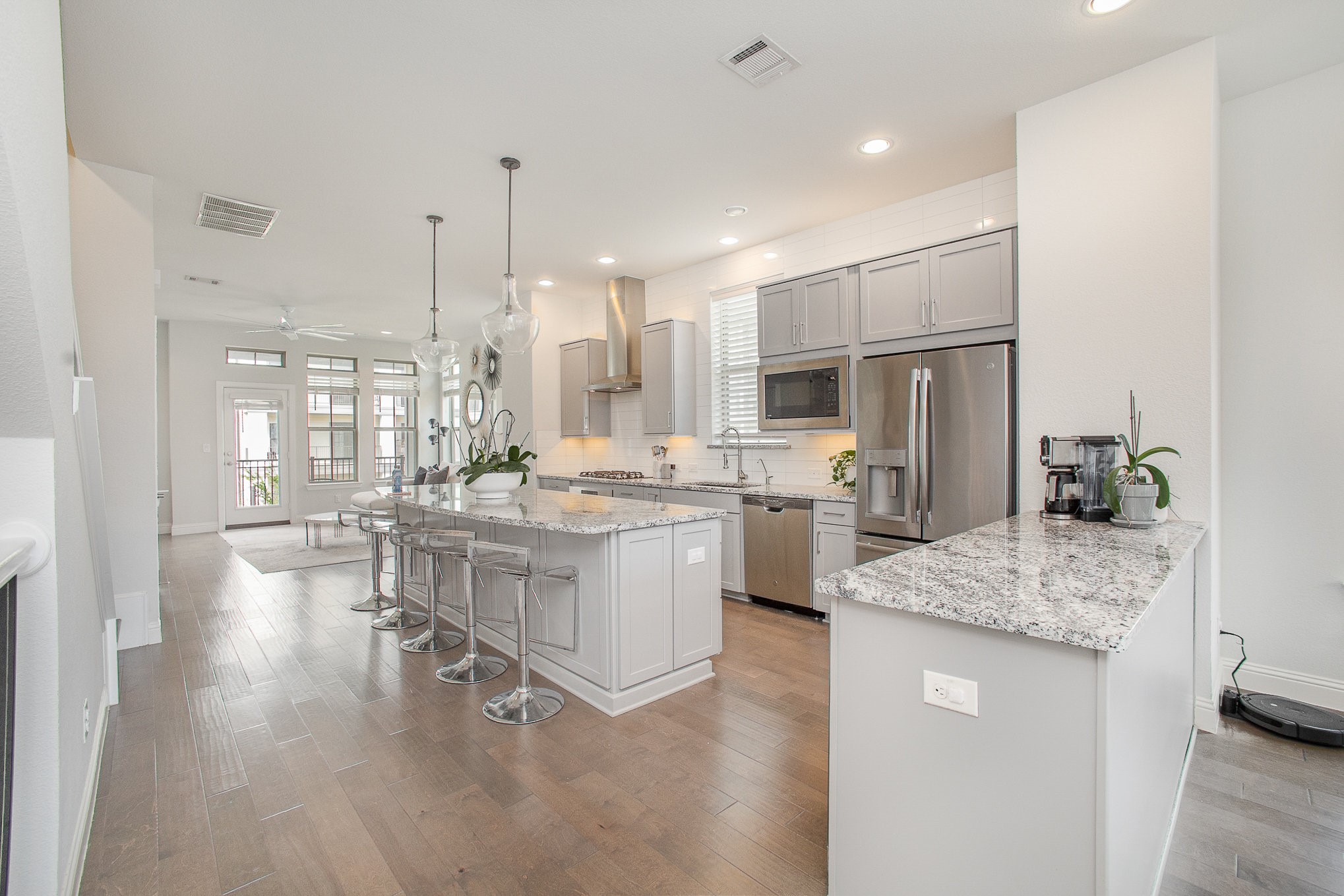 Dallas, Texas, 75212, United States, 3 Bedrooms Bedrooms, ,4 BathroomsBathrooms,Residential,For Sale,1760798