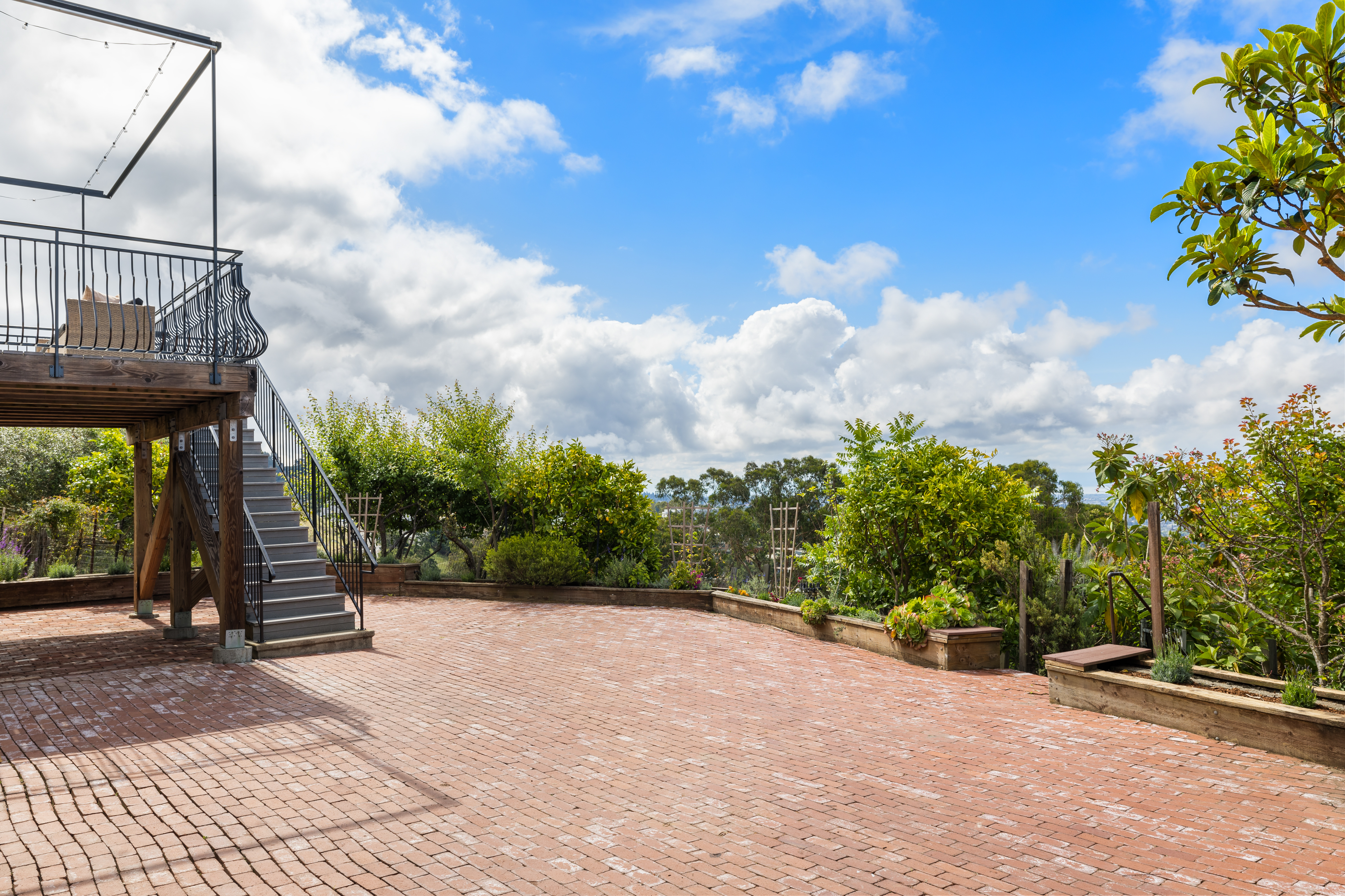  A Mediterranean Retreat Above the Bay - 物件實景
