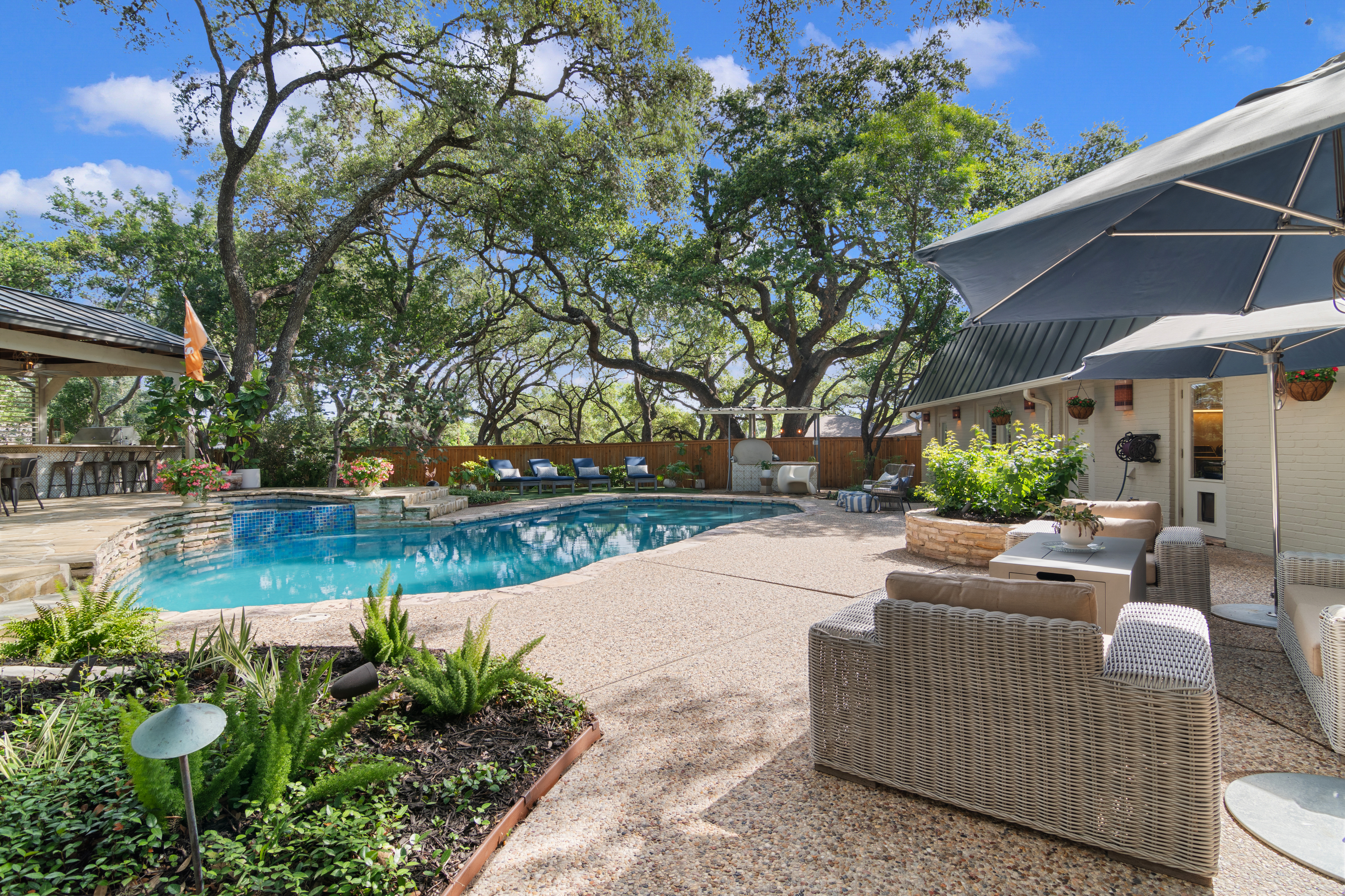  Private Oak-Shaded Estate in Castle Hills - 物件實景