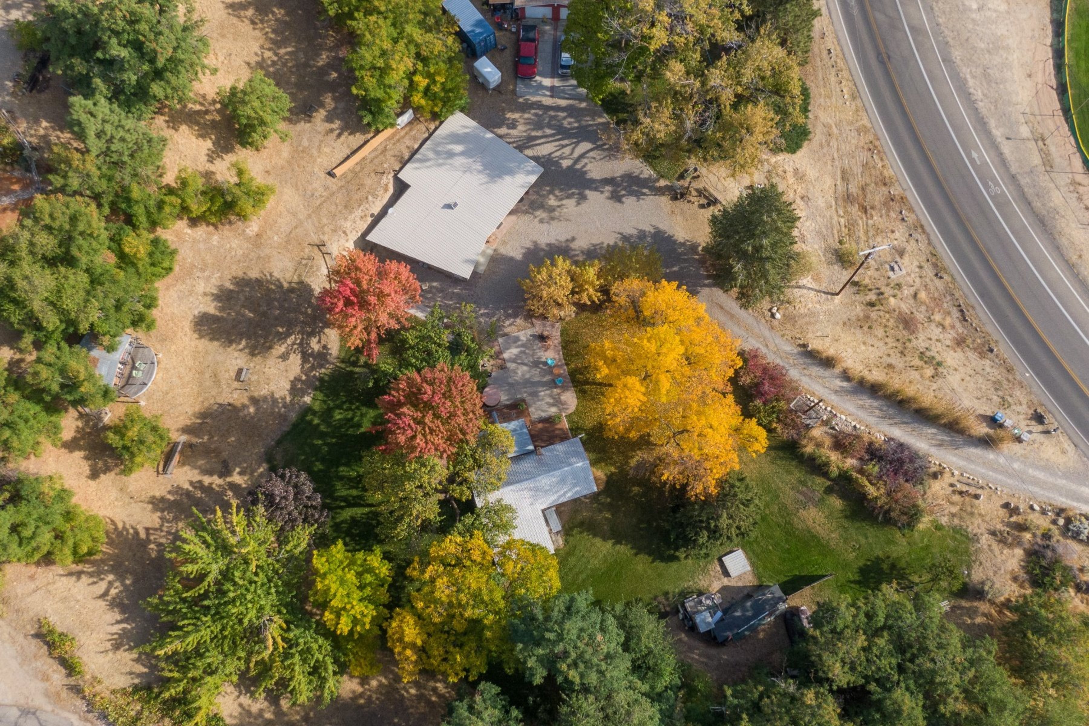  Opportunity to Subdivide - Build Homes With a City & Foothills View - 物件實景