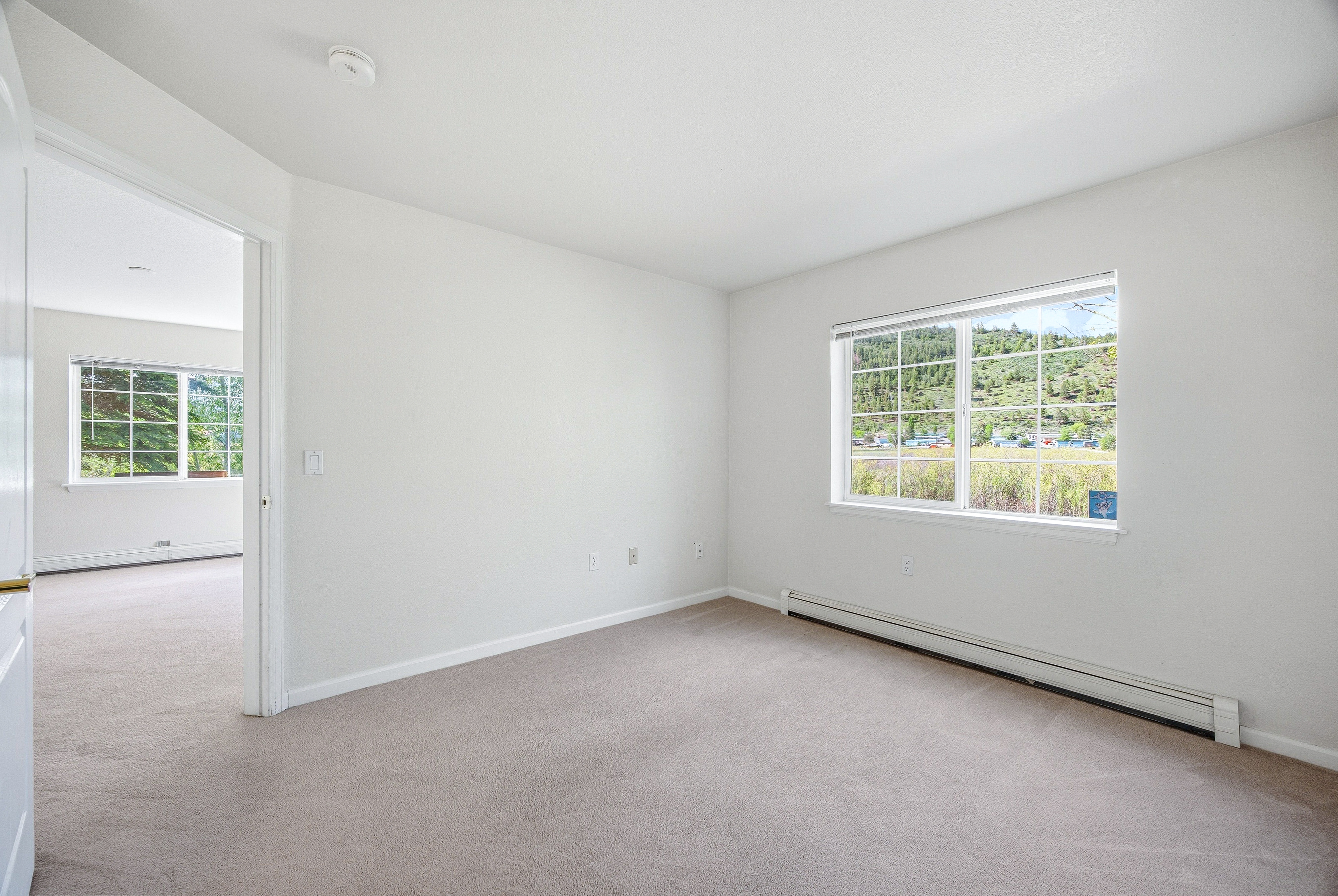  South-Facing End-Unit Residence With Beautiful River and Mountain views - 物件實景