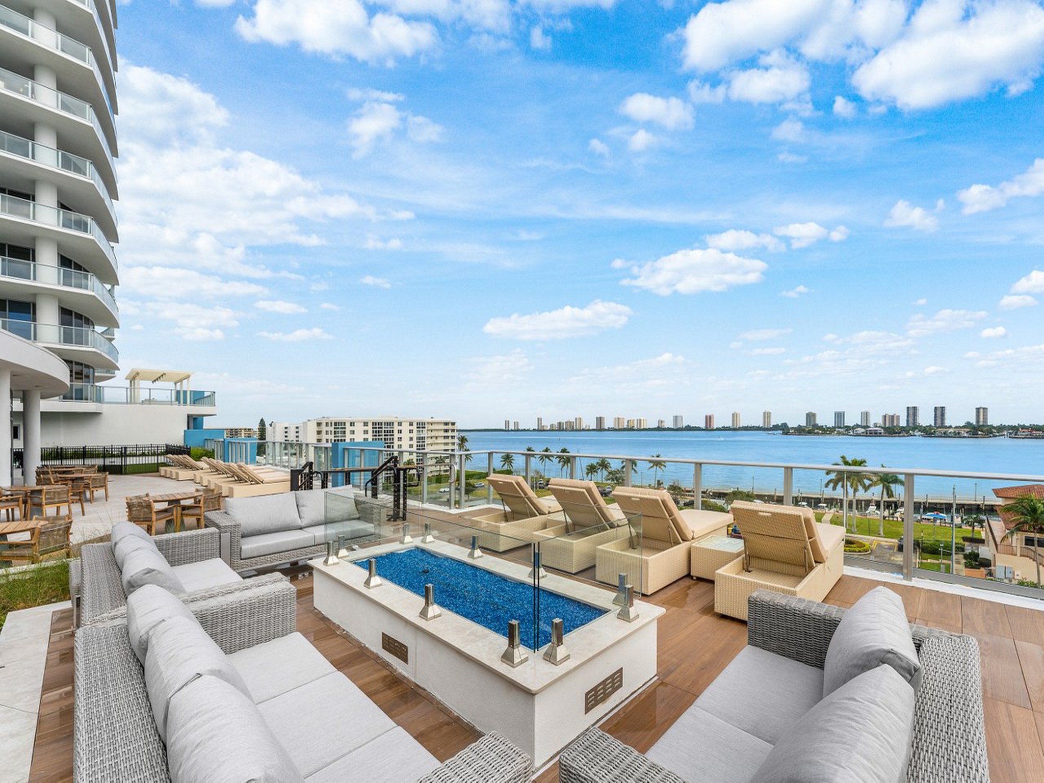  220 Lake Shore Drive, Lake Park, FL, 33403 - 物件實景