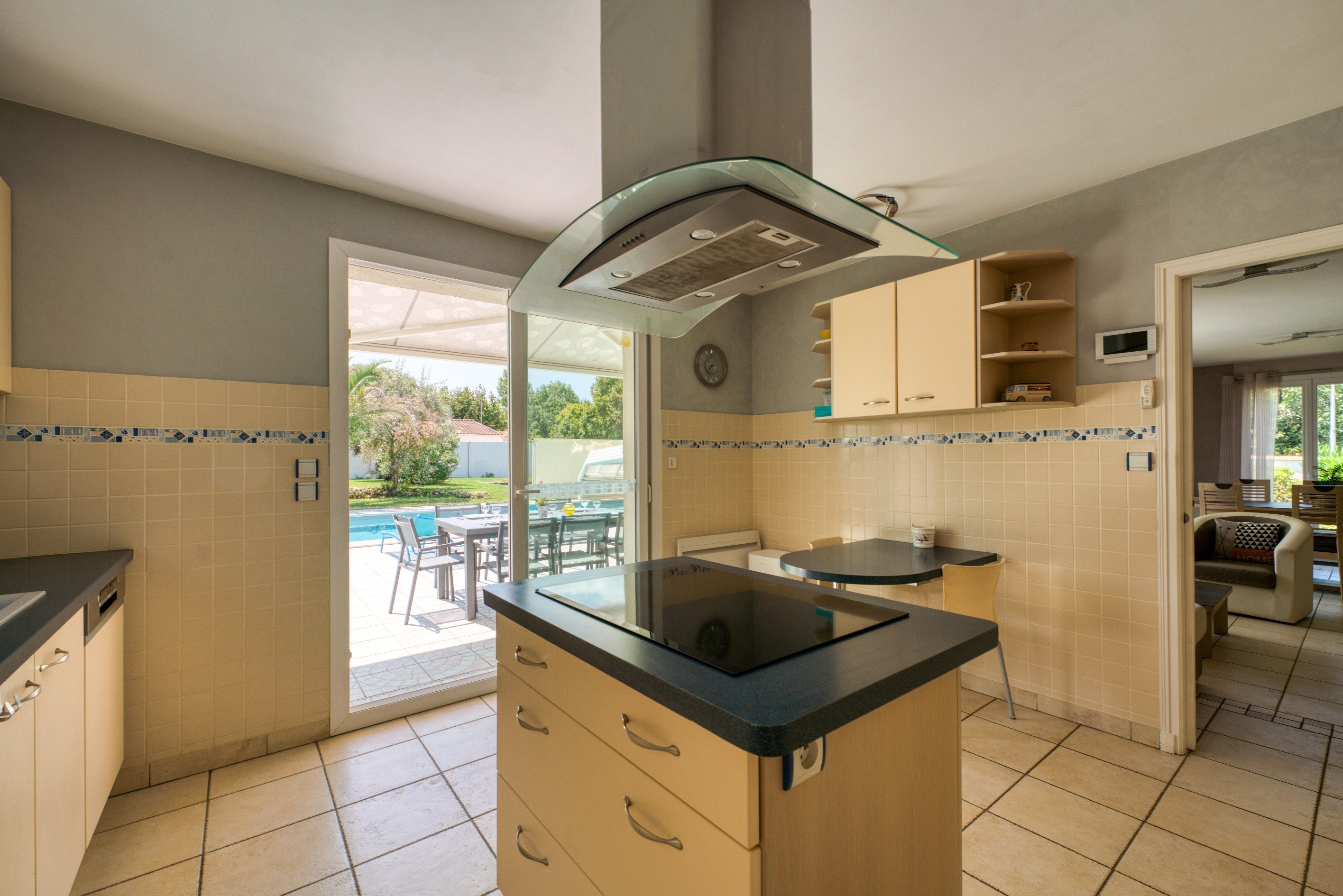  Spacious Family Home with Pool, Large Private Grounds and Independent Guest Cot… - 物件實景