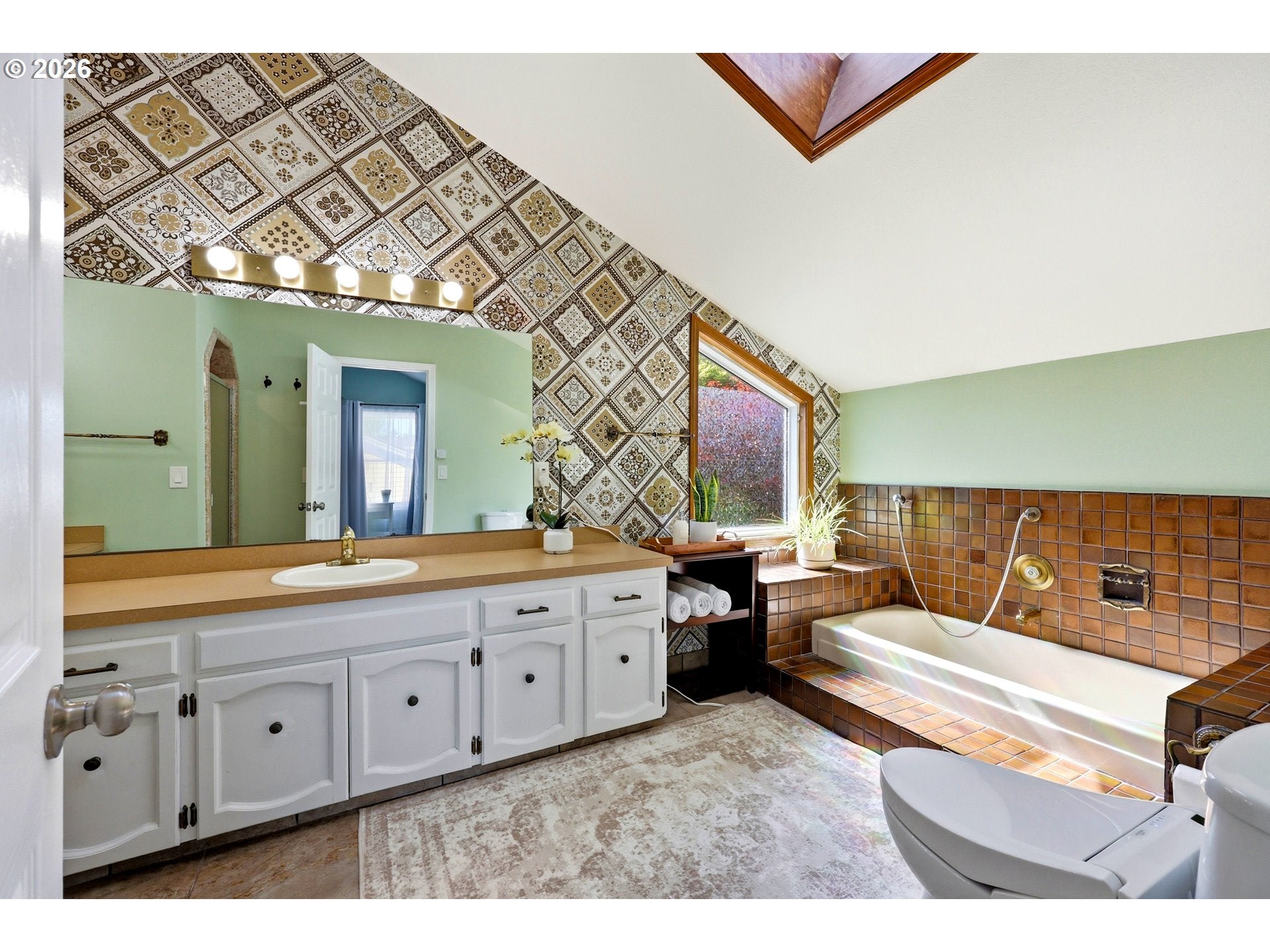 Beaverton, Oregon, 97006, United States, 3 Bedrooms Bedrooms, ,3 BathroomsBathrooms,Residential,For Sale,2043639