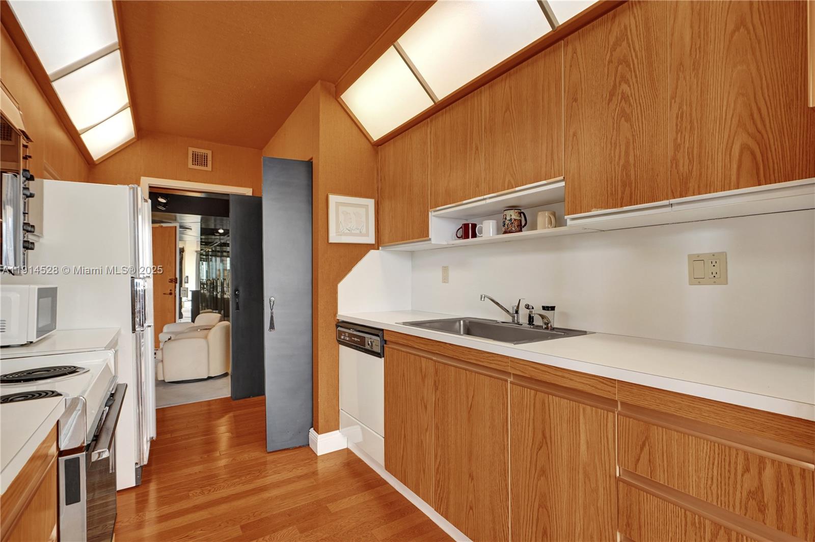 Aventura, Florida, 33180, United States, 2 Bedrooms Bedrooms, ,2 BathroomsBathrooms,Residential,For Sale,1994383