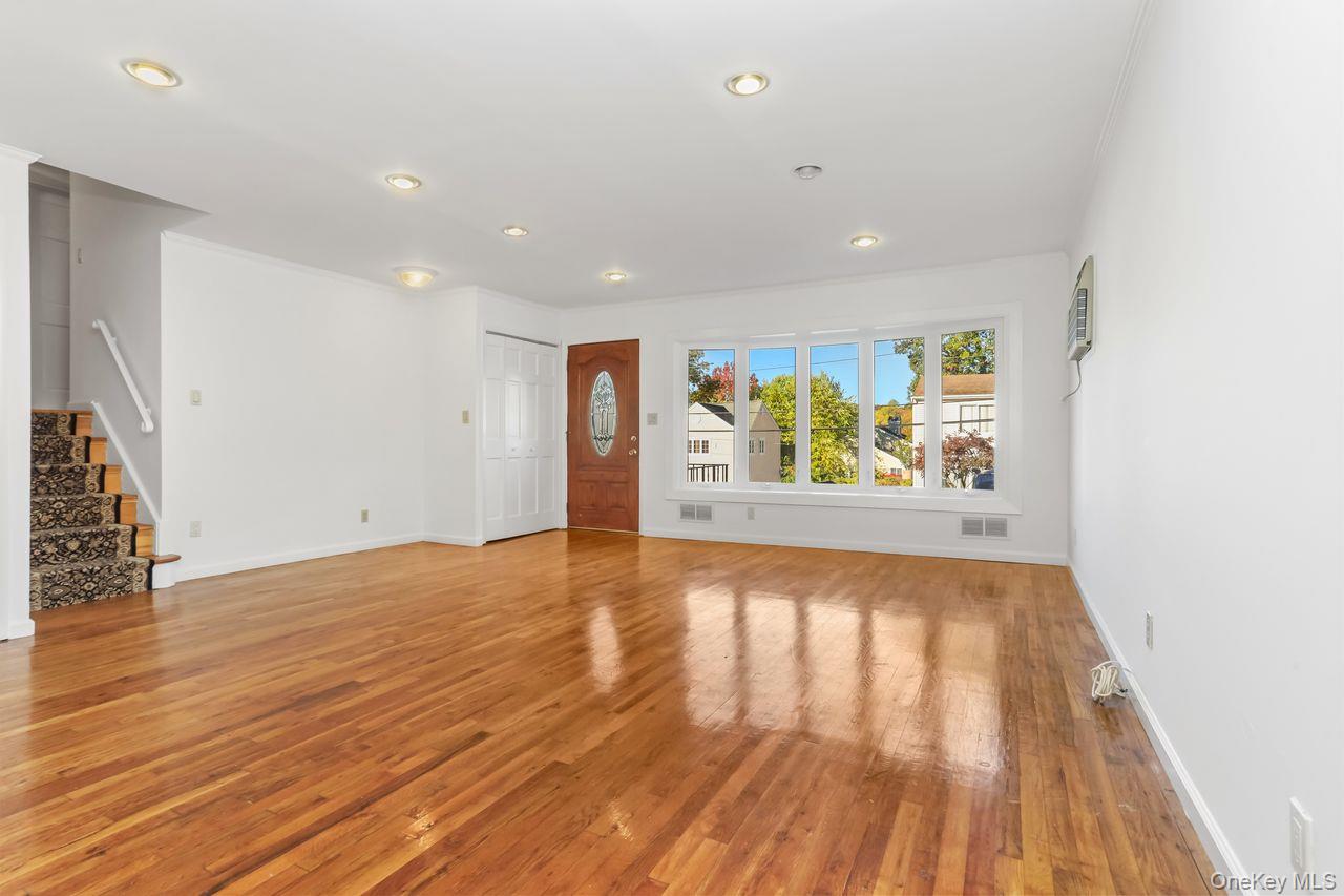 Yonkers, New York, 10710, United States, 4 Bedrooms Bedrooms, ,2 BathroomsBathrooms,Residential,For Sale,1991098