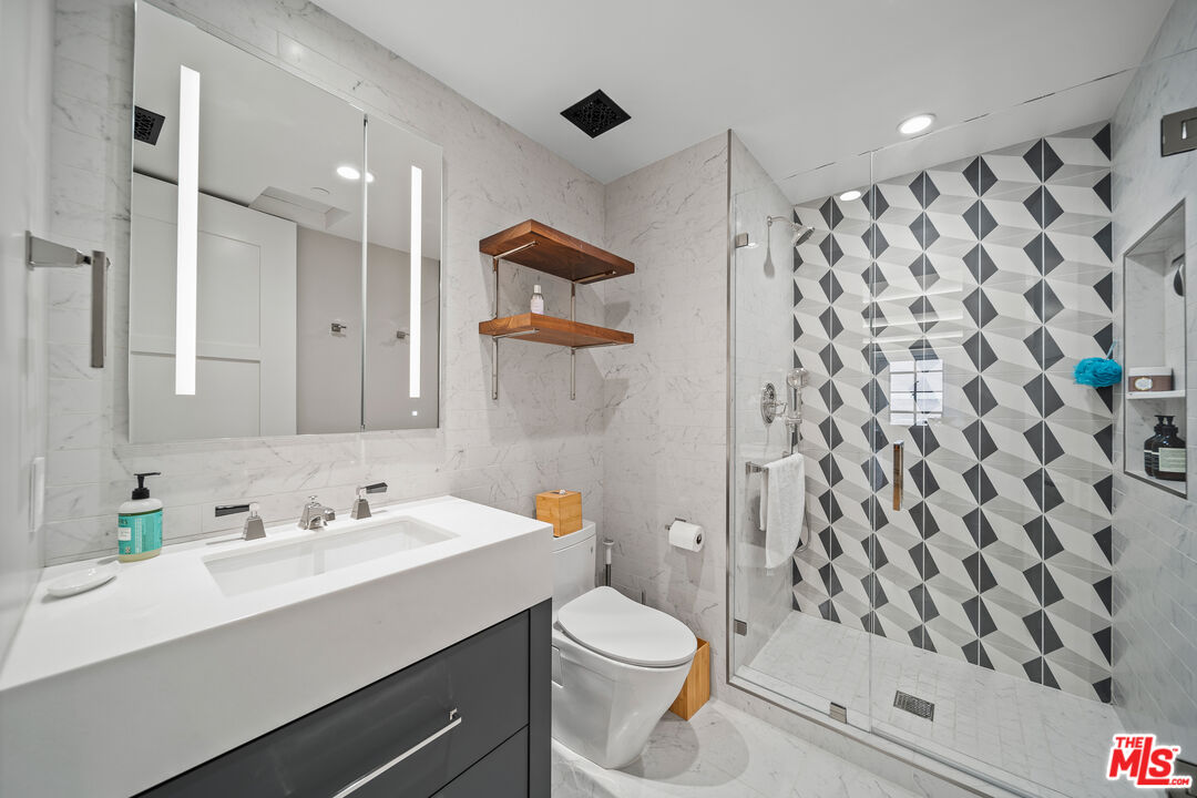 Los Angeles, California, 90014, United States, 2 Bedrooms Bedrooms, ,2 BathroomsBathrooms,Residential,For Sale,1938592