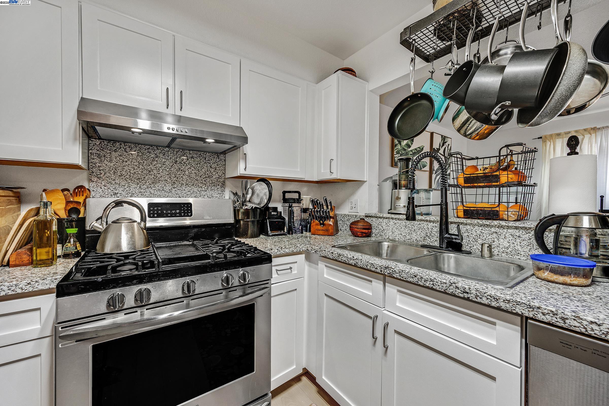 Emeryville, California, 94608, United States, 2 Bedrooms Bedrooms, ,1 BathroomBathrooms,Residential,For Sale,1907705