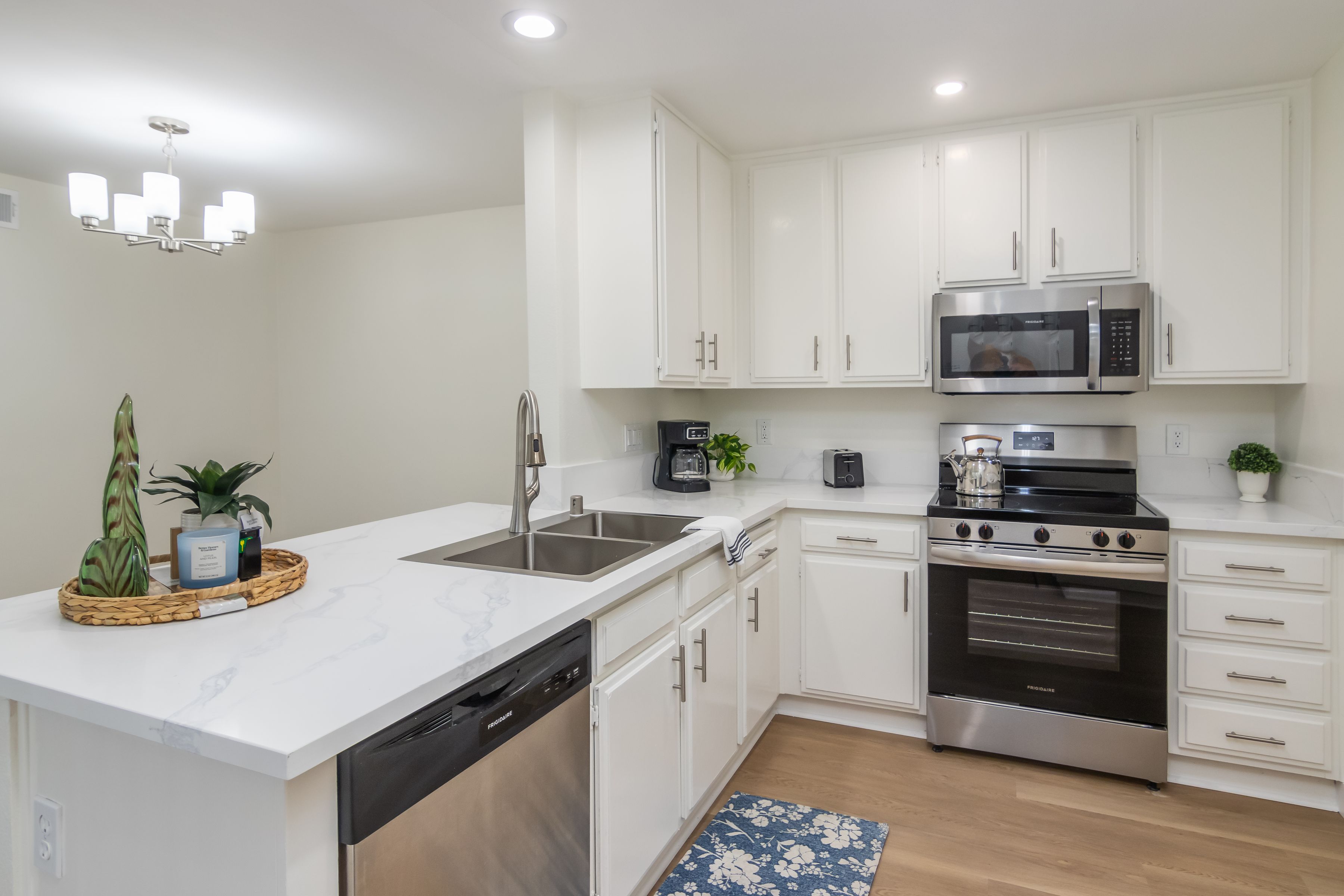  Newly Remodeled Corner Unit - 物件實景