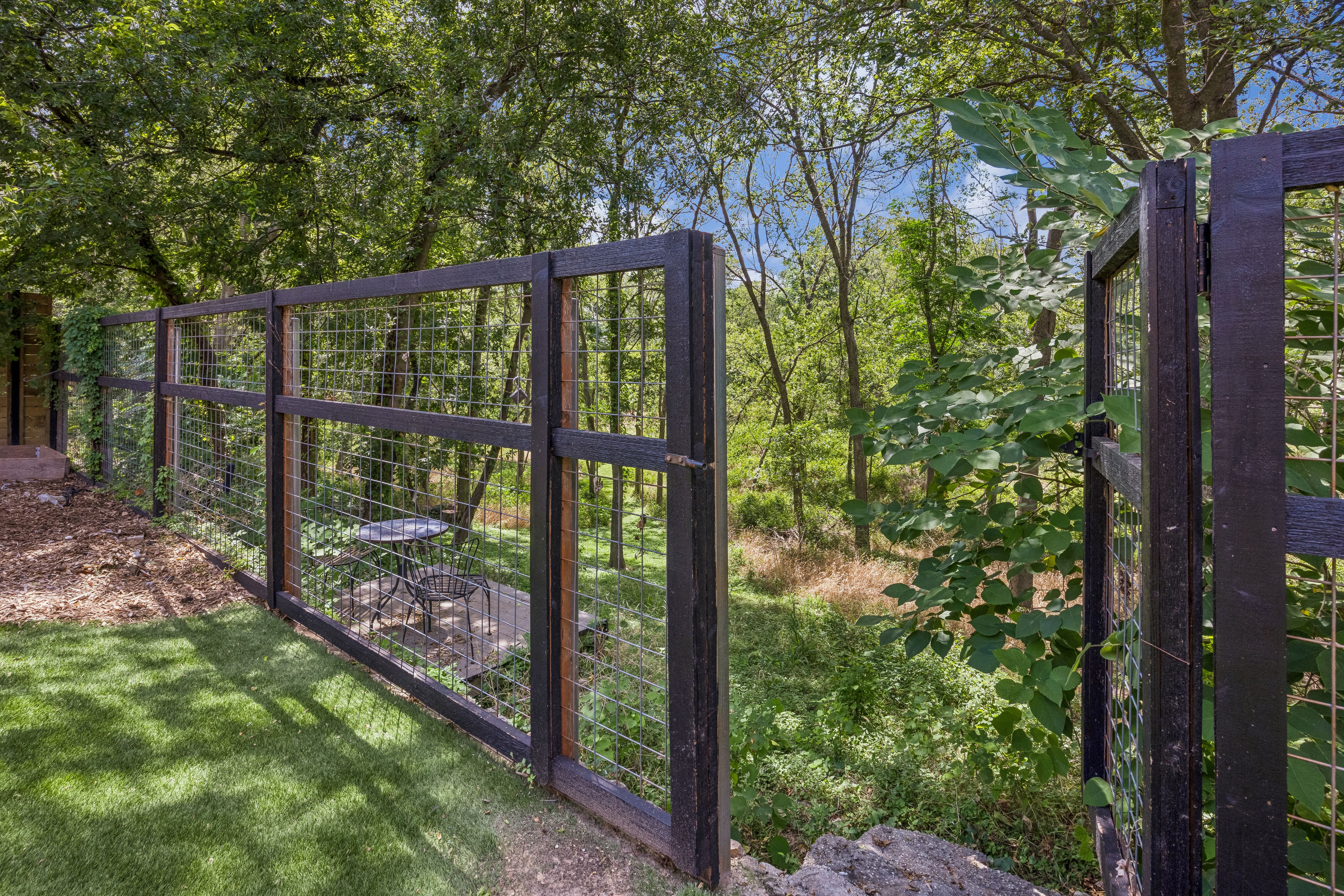  Single-Story Retreat Backing to Greenbelt in Knollwood on the Colorado River - 物件實景