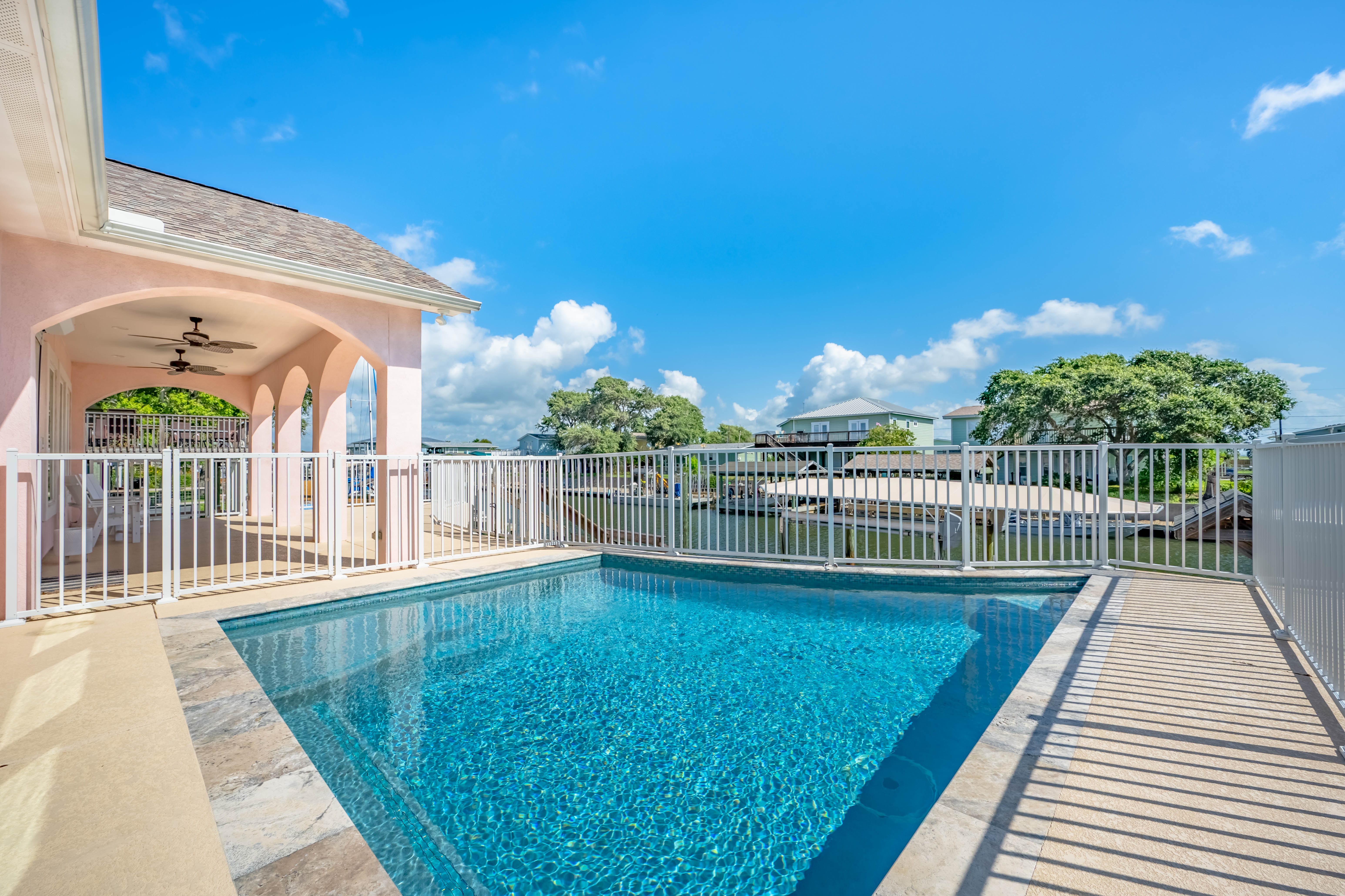  Waterfront Retreat with Heated Pool and Boat Lift - 物件實景