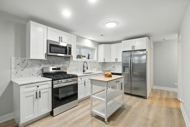 Chicago, Illinois, 60653, United States, 4 Bedrooms Bedrooms, ,Residential,For Sale,1950799