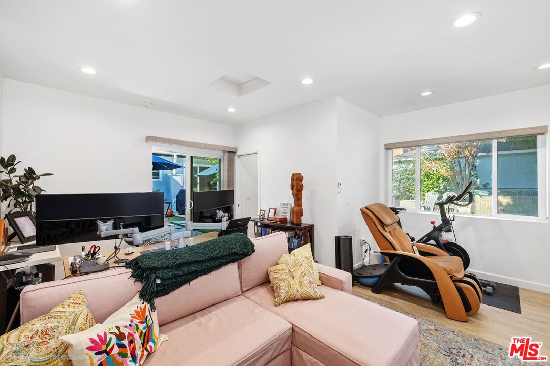 Los Angeles, California, 90034, United States, 4 Bedrooms Bedrooms, ,Residential,For Sale,1991116