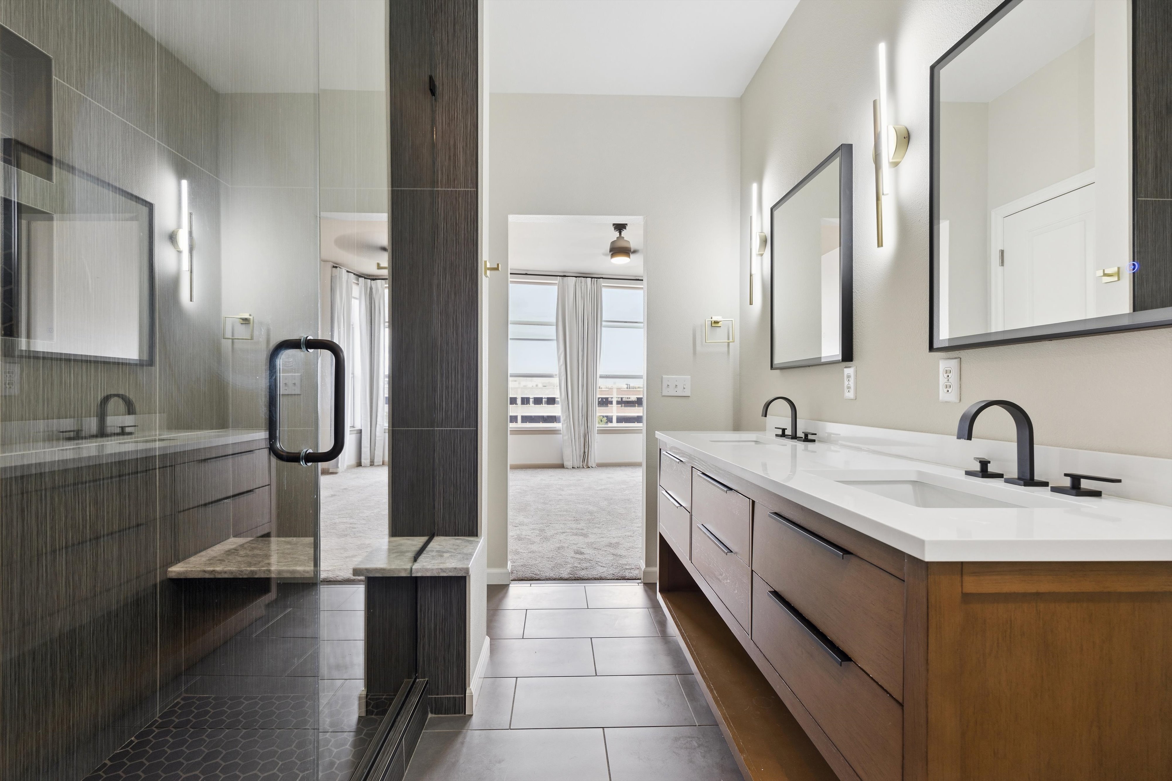  Beautifully updated end-unit offers exceptional natural light & abundant windows - 物件實景