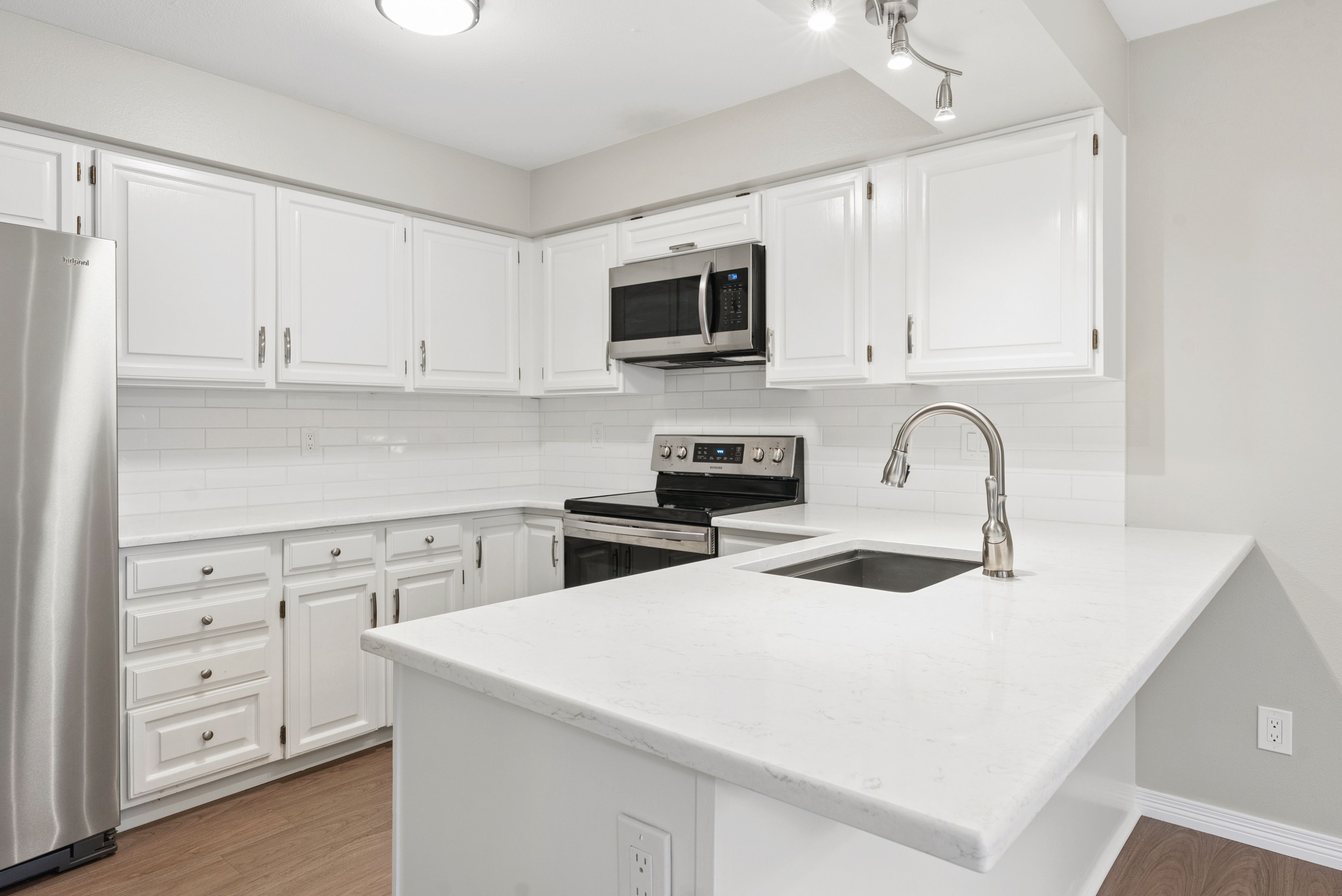  Bright Updated Townhome in Homestead Willows with One-Level Living & Pool Access - 物件實景